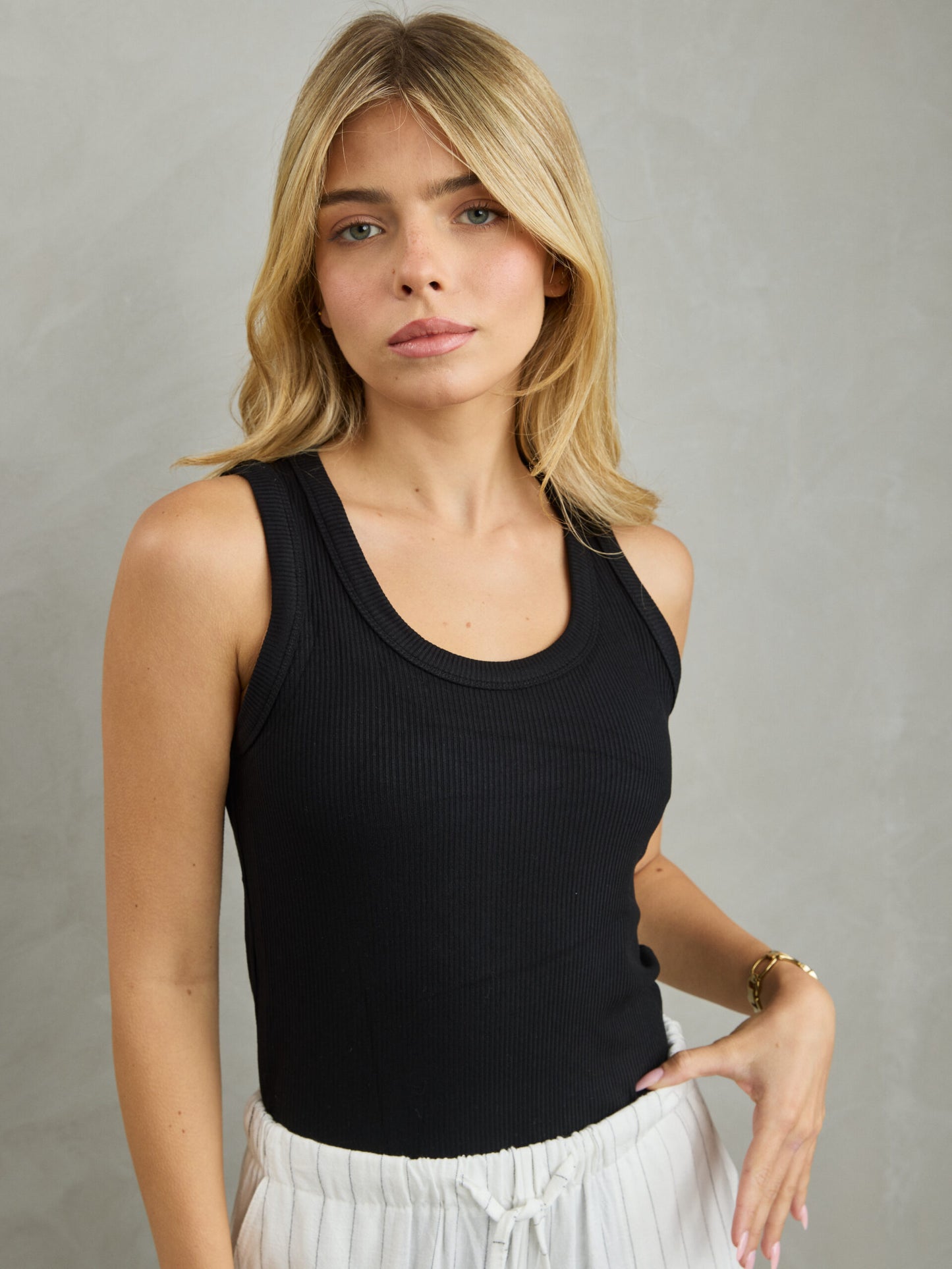 גופיית בייסיק גלנס | שחור