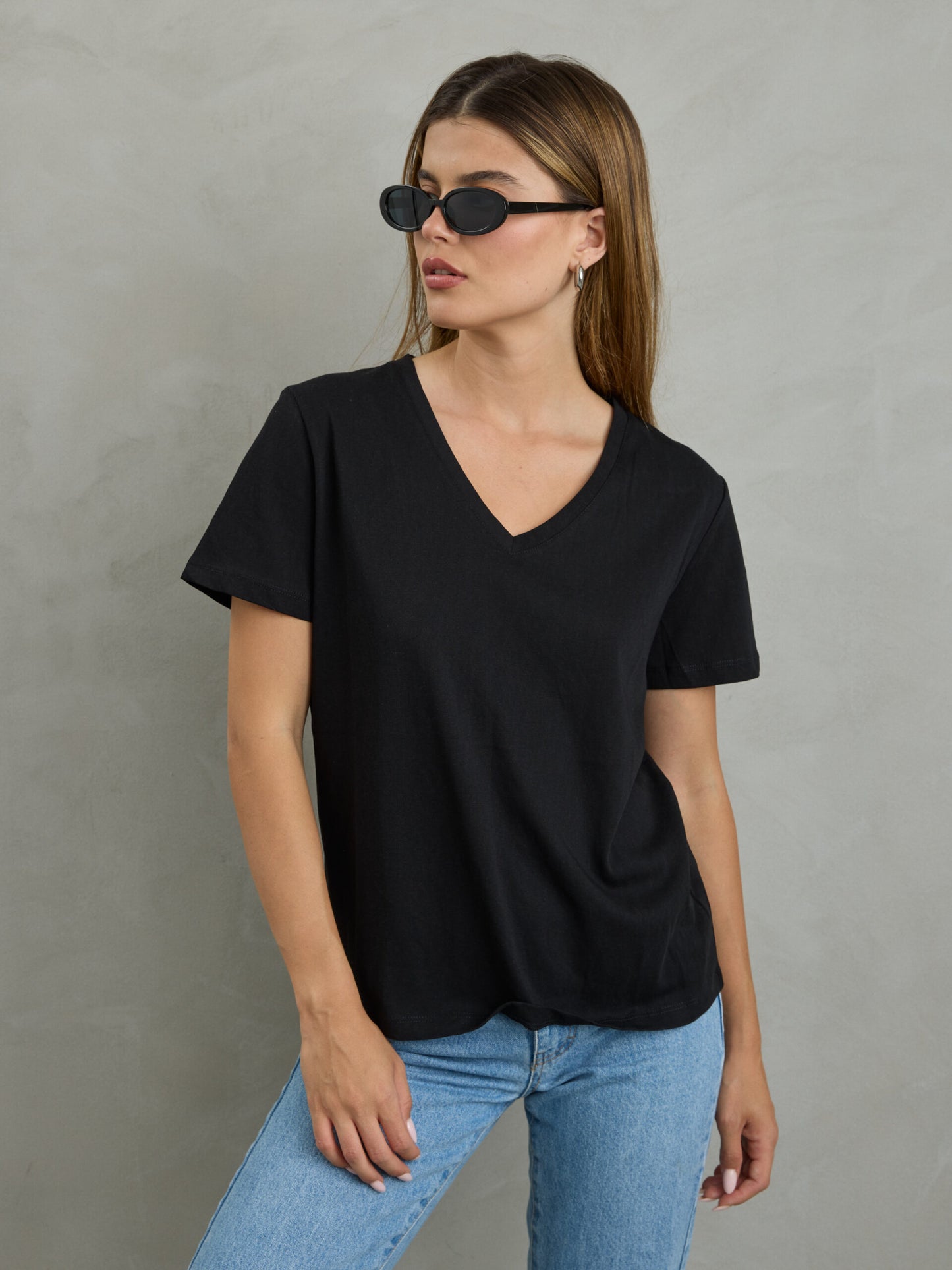 חולצת טריקו לנשים שחורה