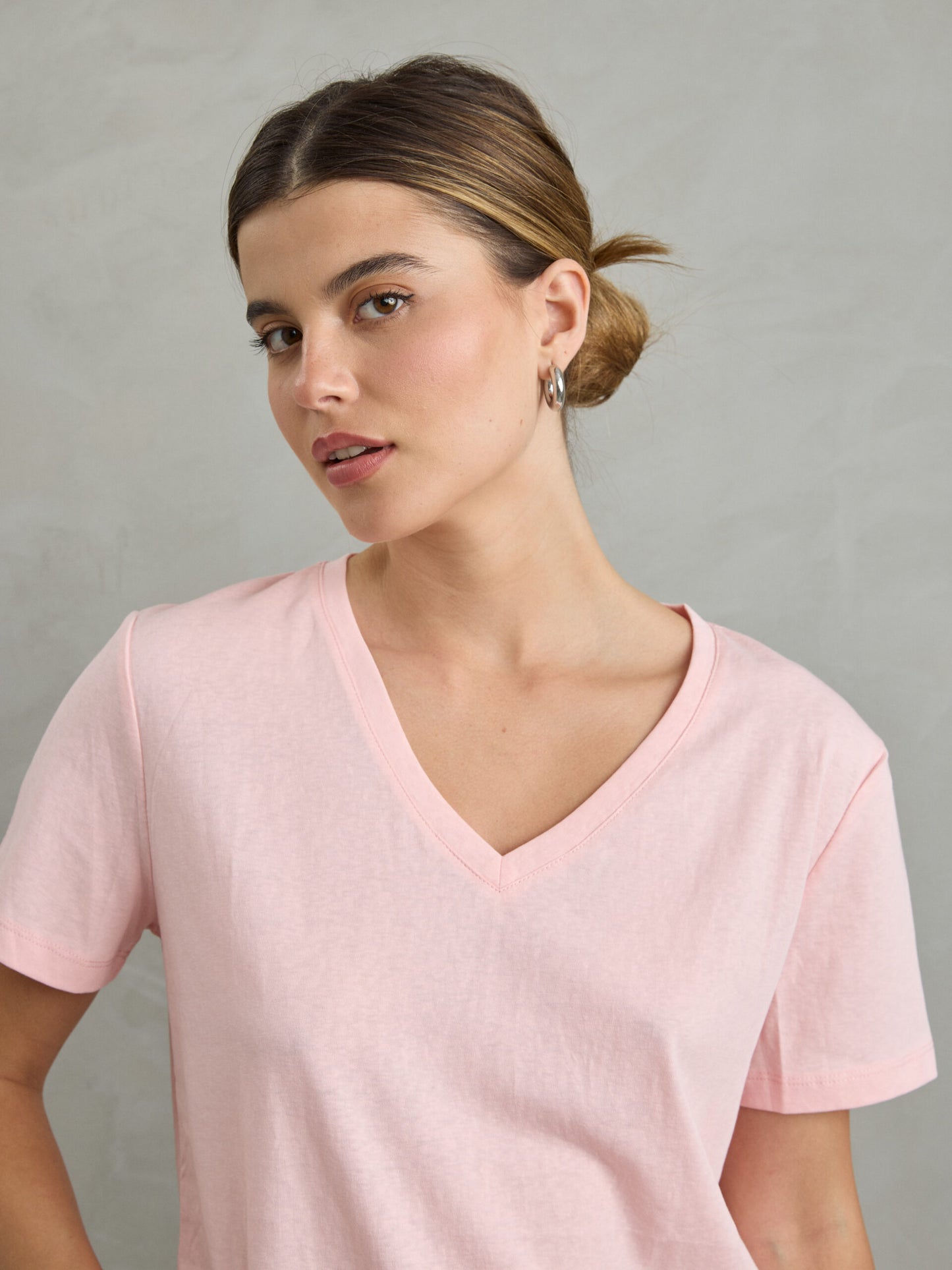 חולצה טי לנשים בצבע ורוד