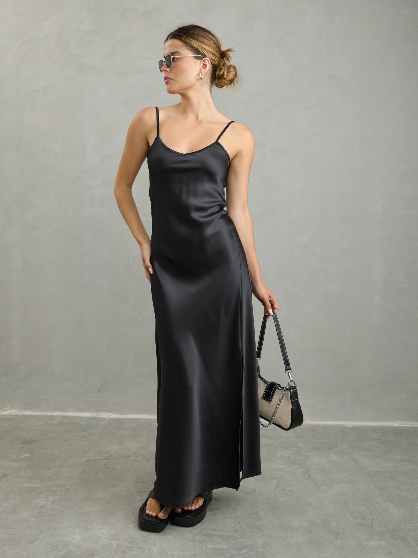 שמלת סאטן גרייסי | שחור