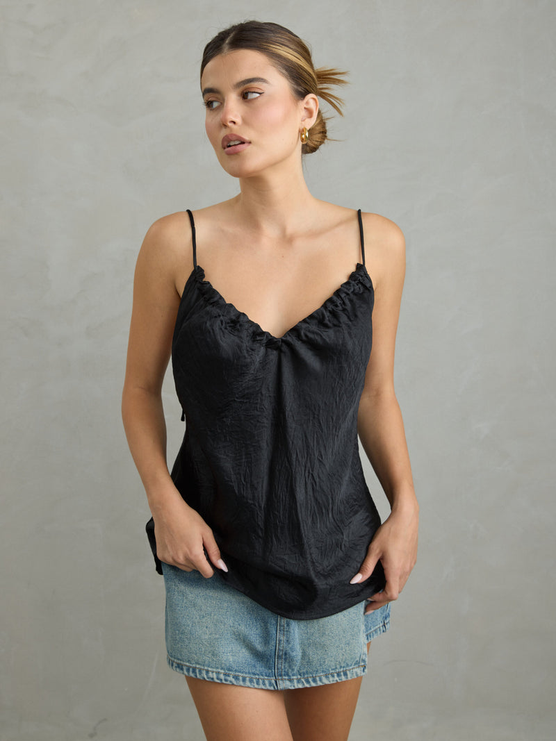 גופיית סאטן שחורה