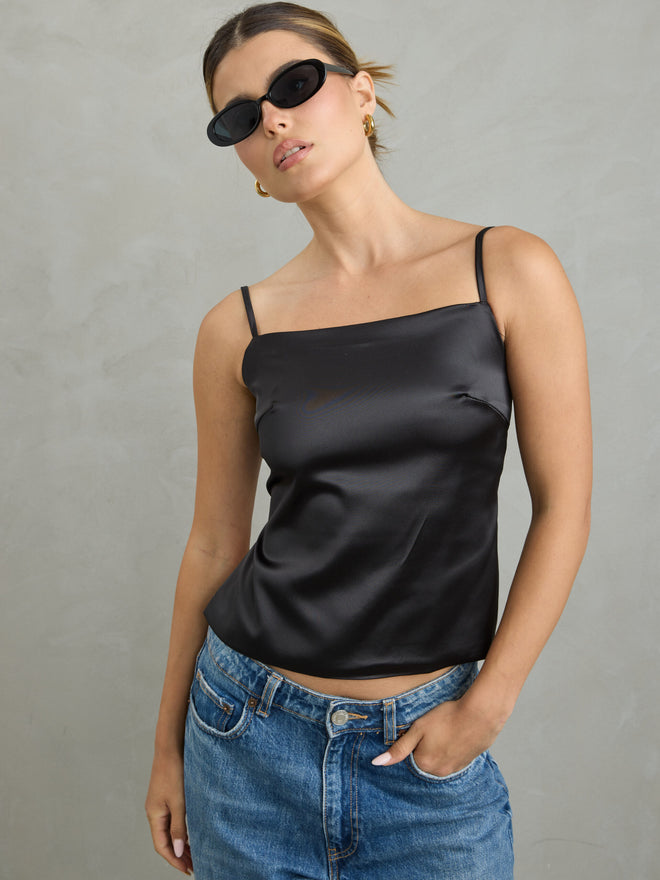 גופיית סאטן בצבע שחור לנשים