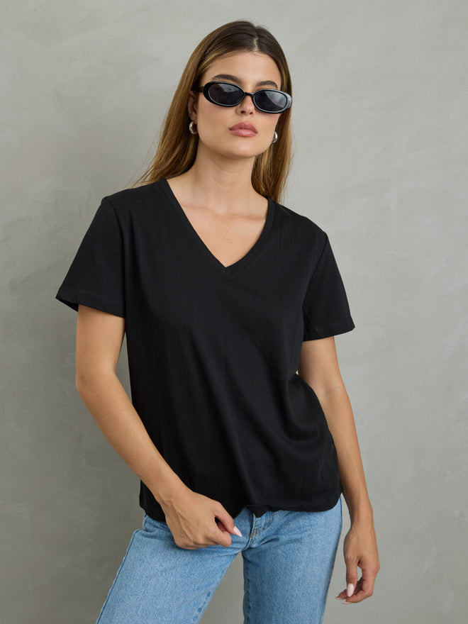 חולצת טי שירט לנשים עם צווארון וי