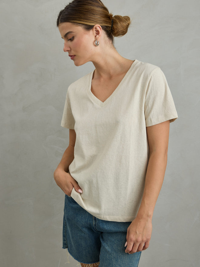 חולצת טי שירט בצבע בז לנשים