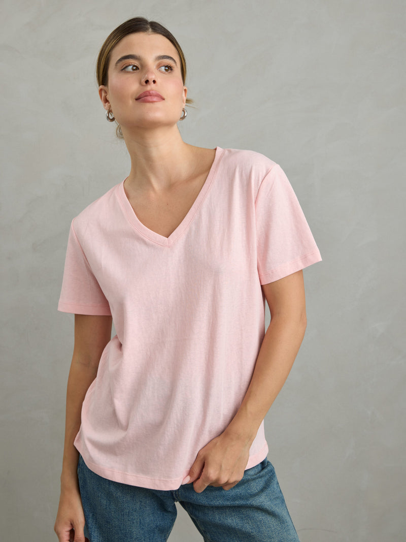 חולצה טי לנשים ורודה