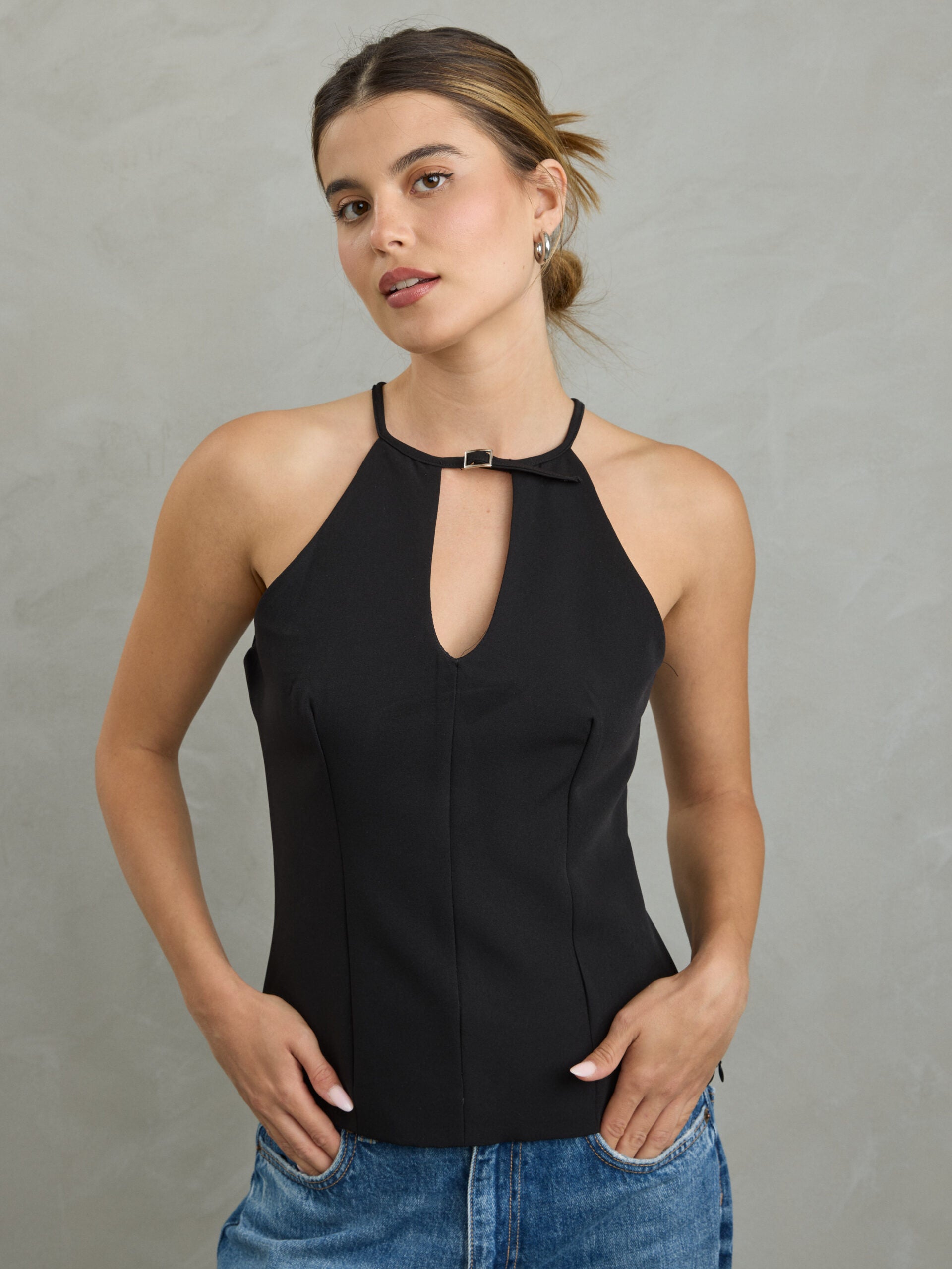 גופיה עם קולר בצבע שחור