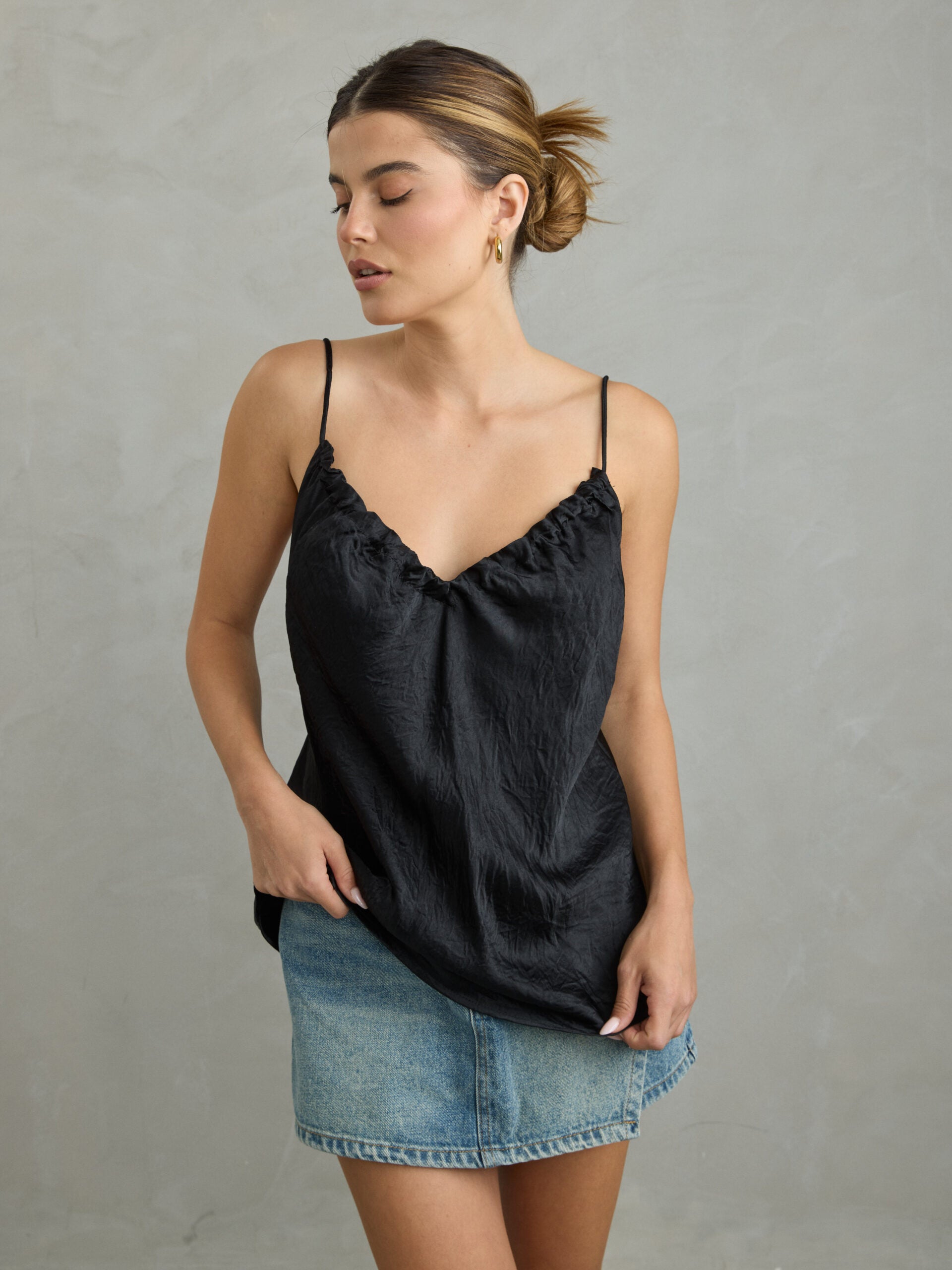 גופיה לנשים מסאטן עם מחשוף