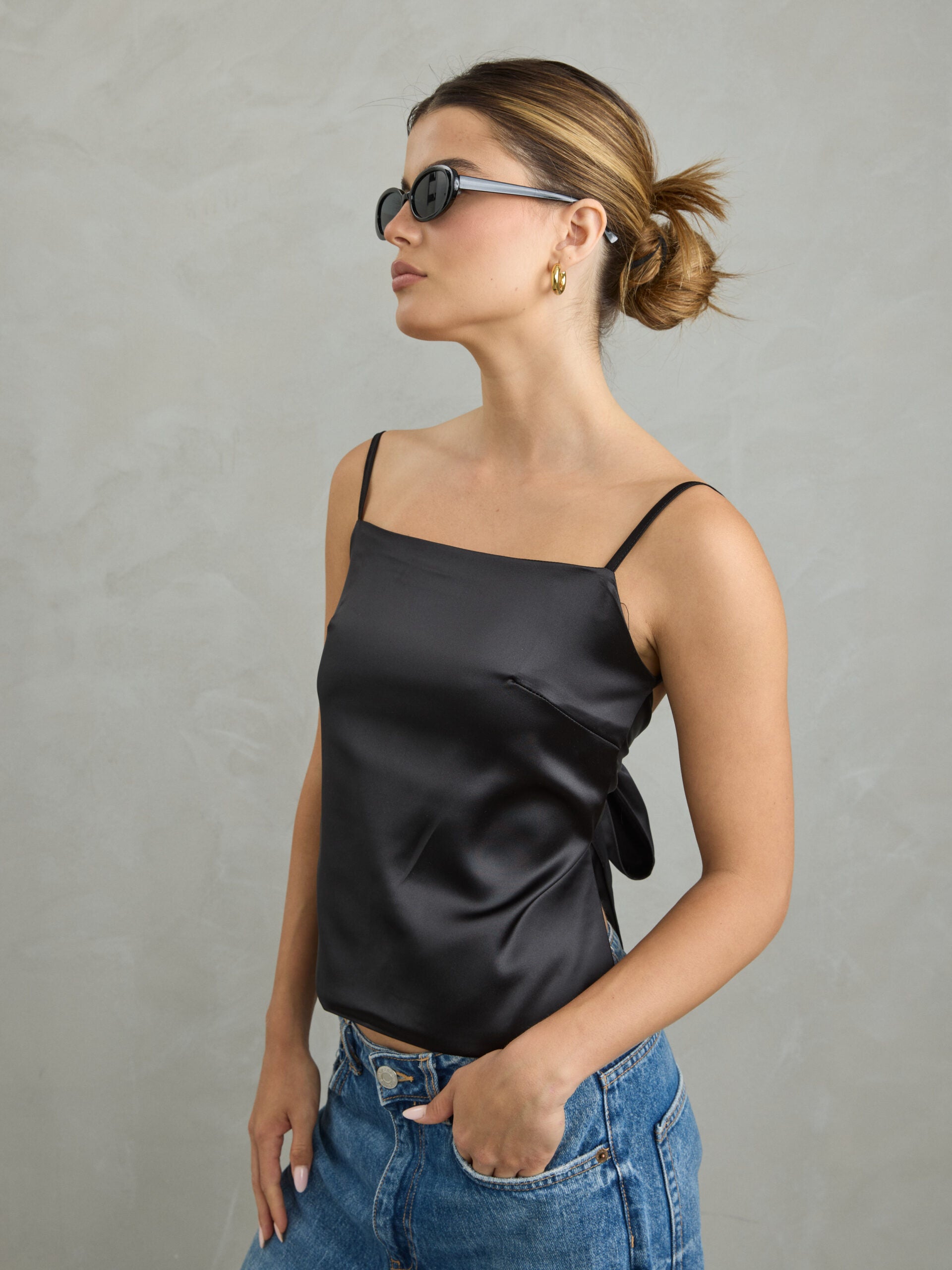 גופיית סאטן שחורה