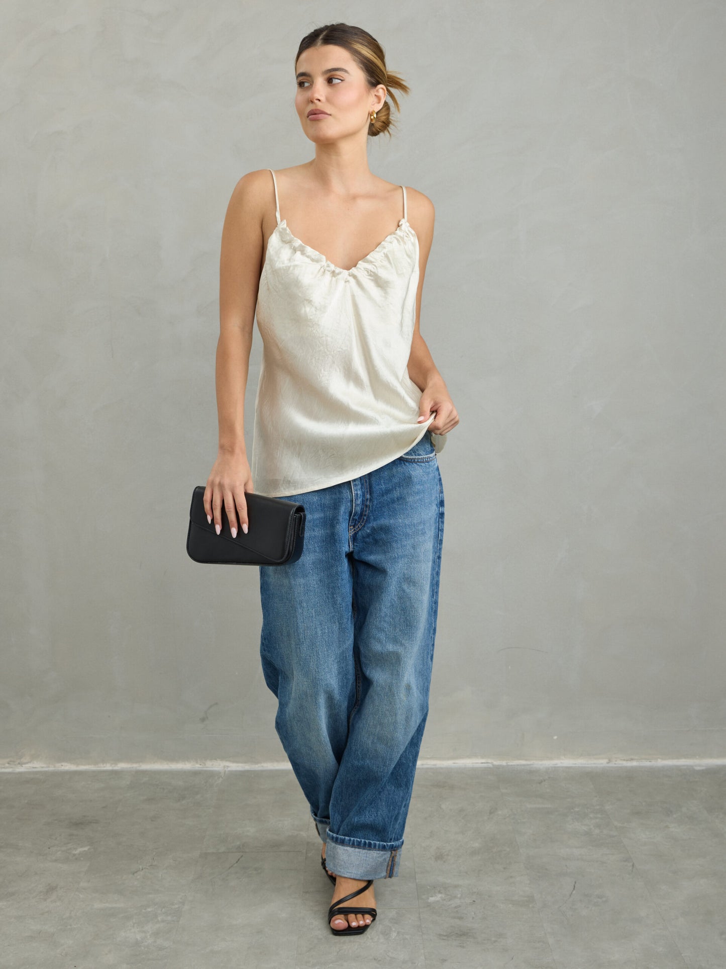 גופיה מסאטן רחבה