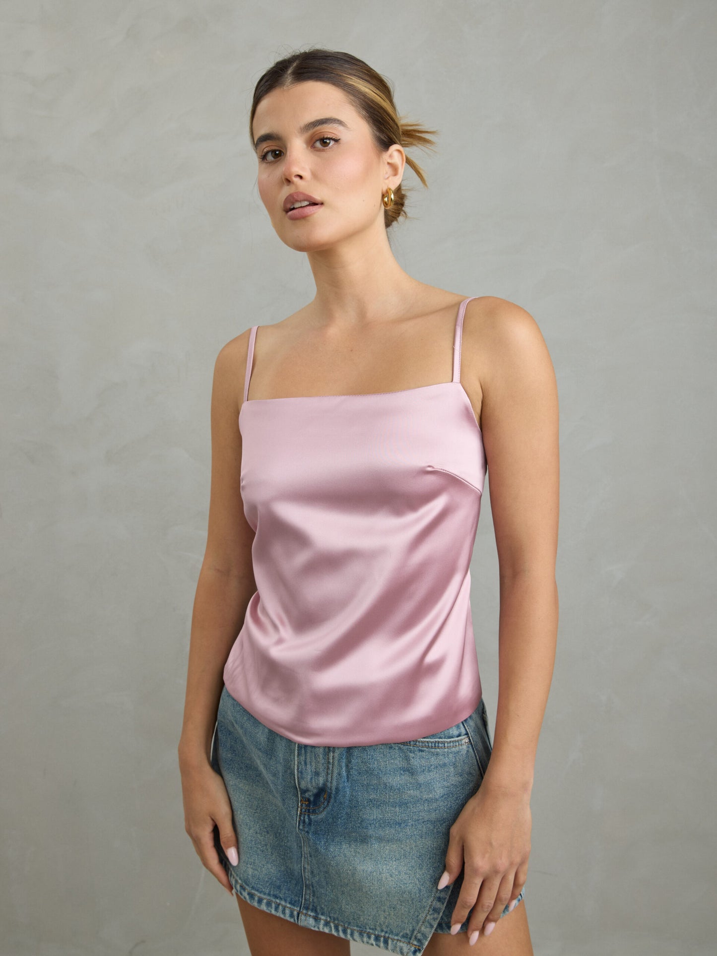 גופיית סאטן אינדי | ורוד