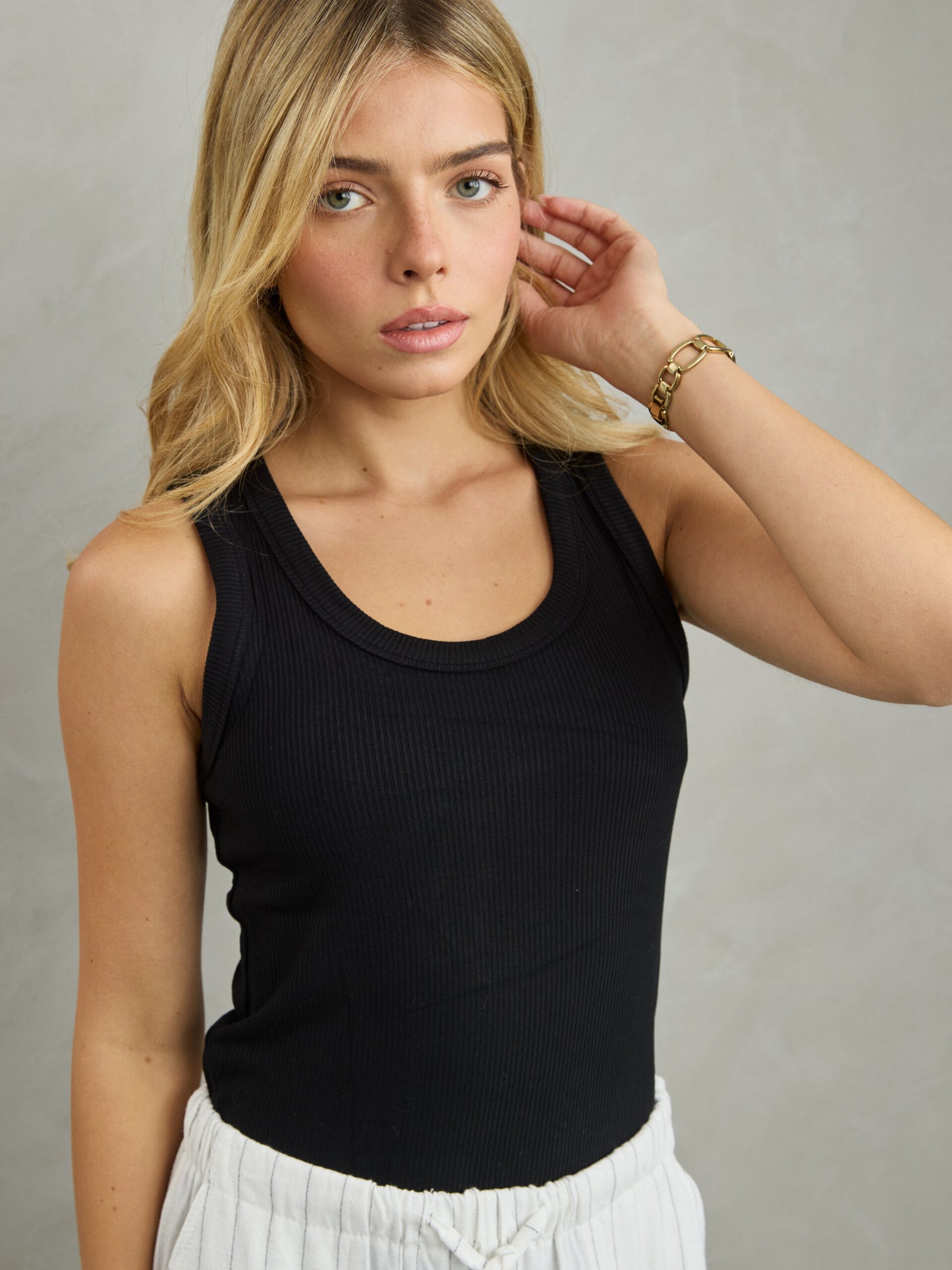 גופיית בייסיק גלנס | שחור