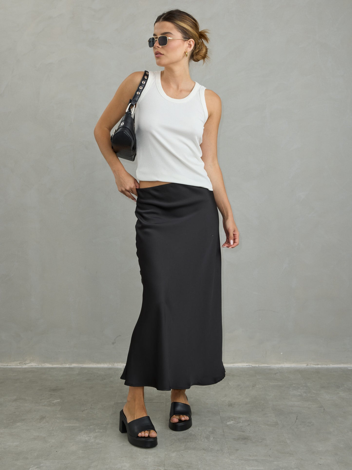 חצאית סאטן מיליה | שחור