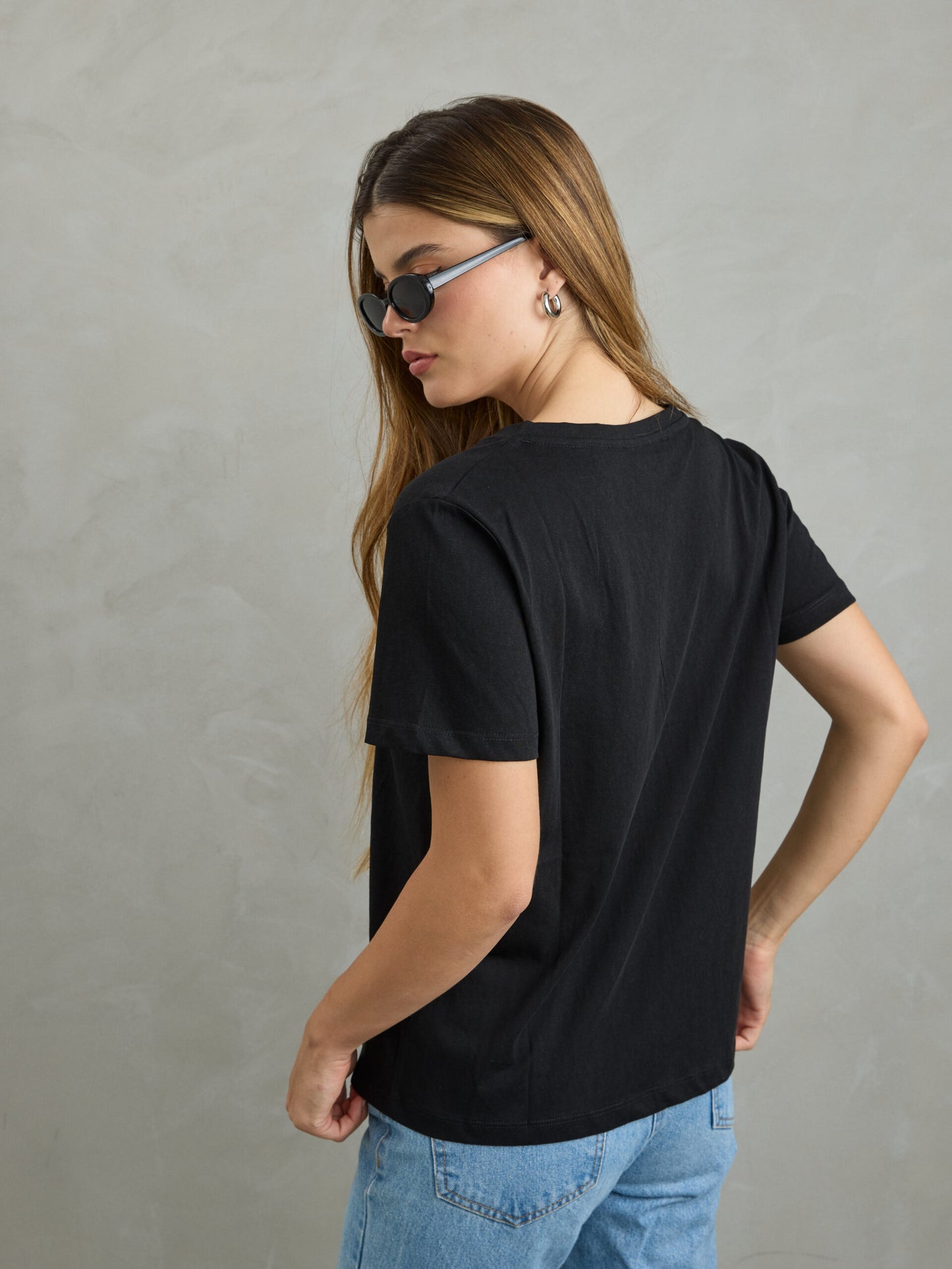 חולצת טי שירט שחורה לנשים