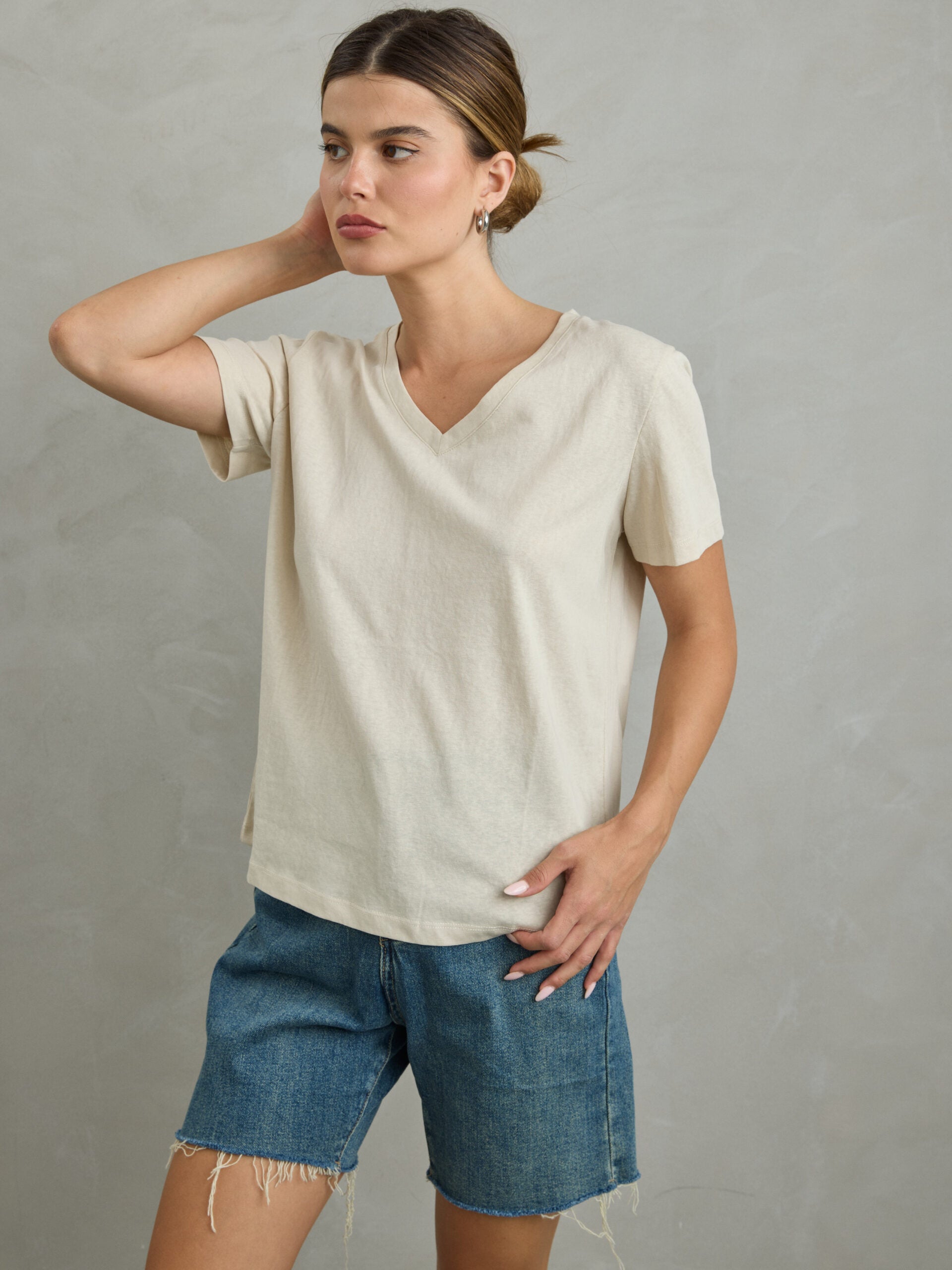 חולצת בייסיק לנשים בצבע בז