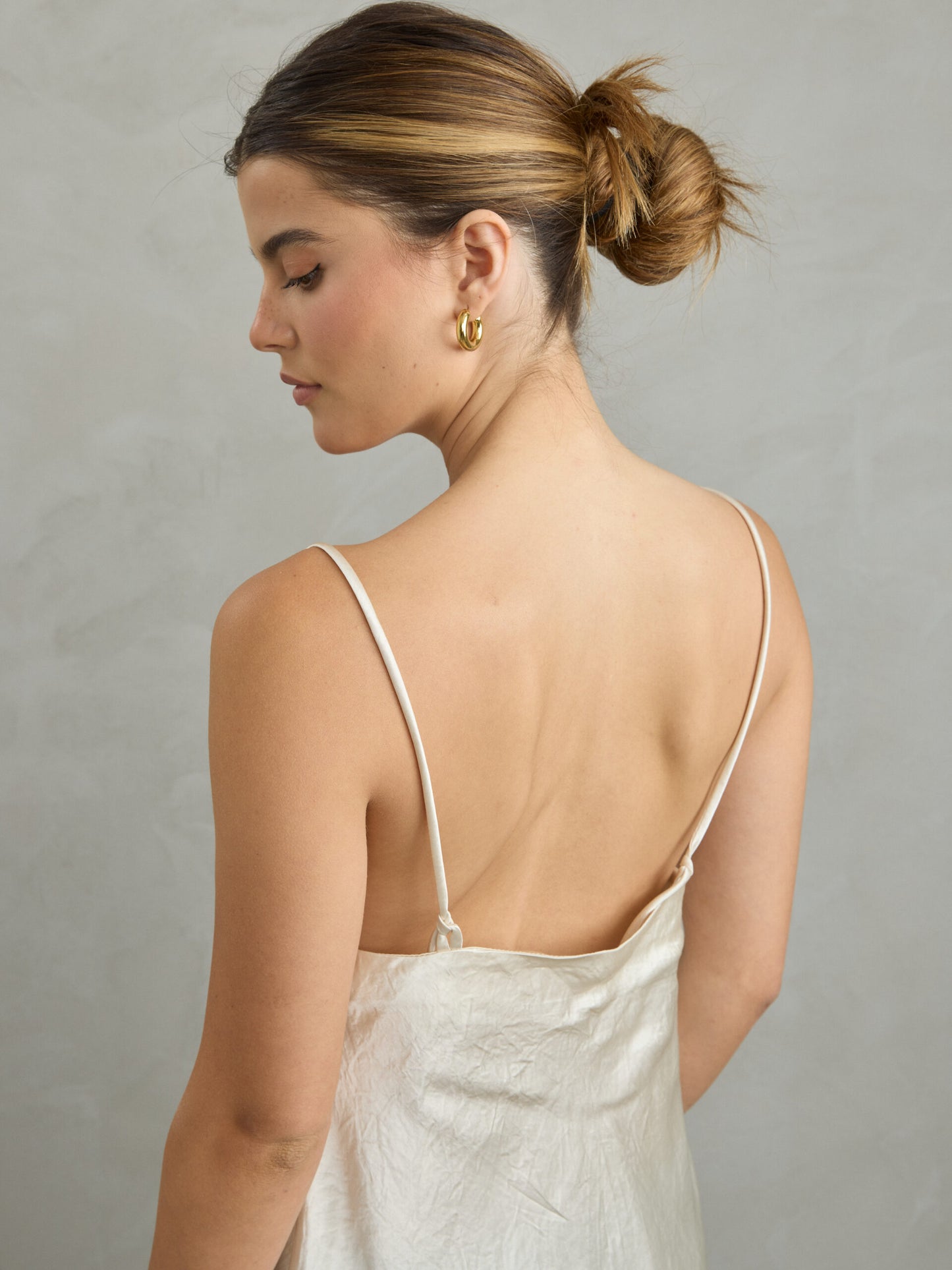 גופיה לנשים מסאטן בצבע בז