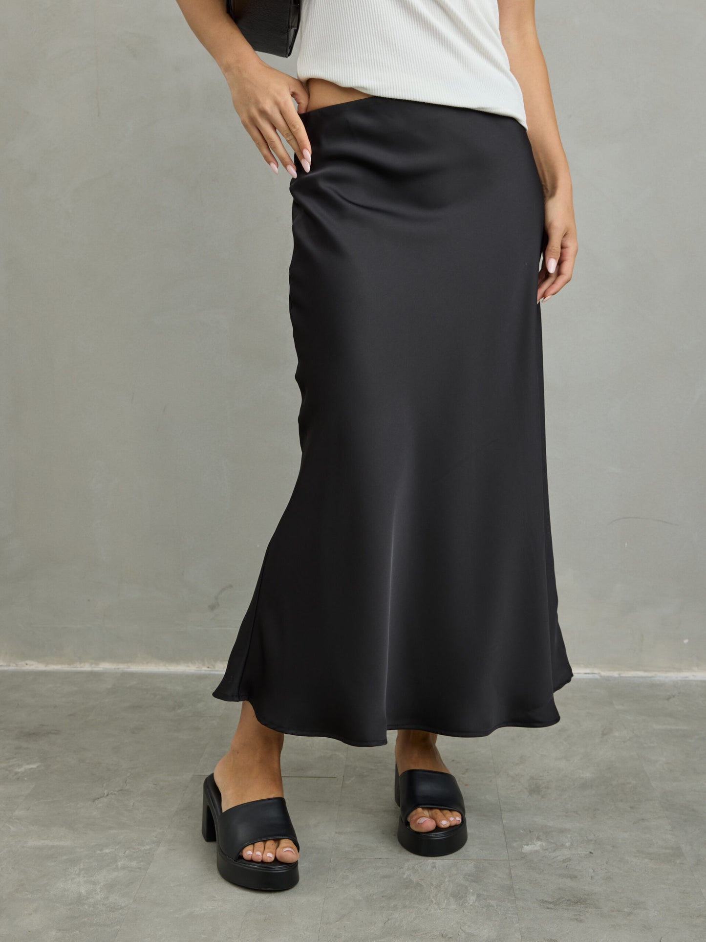 חצאית סאטן מיליה | שחור