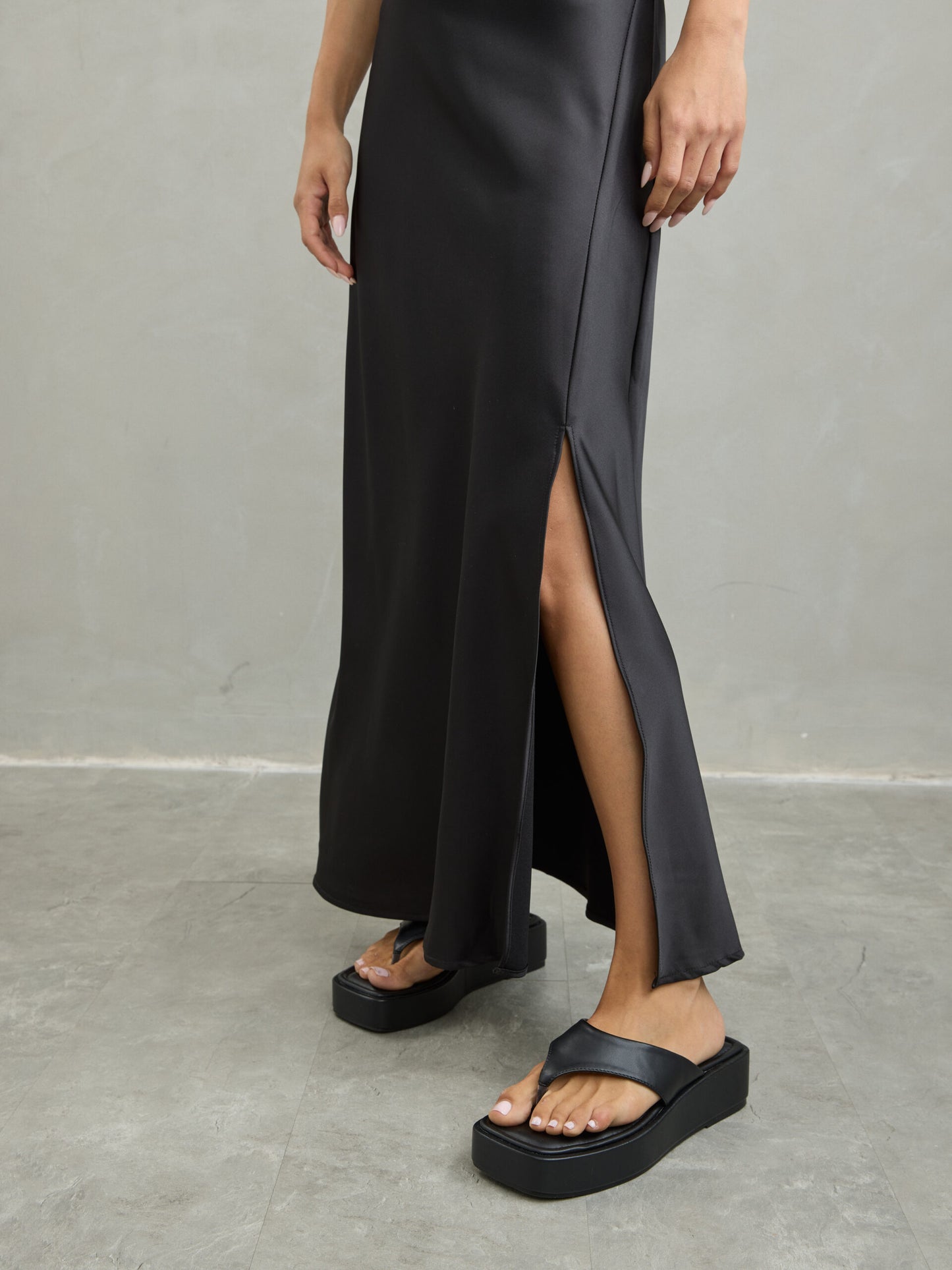 שמלת סאטן גרייסי | שחור