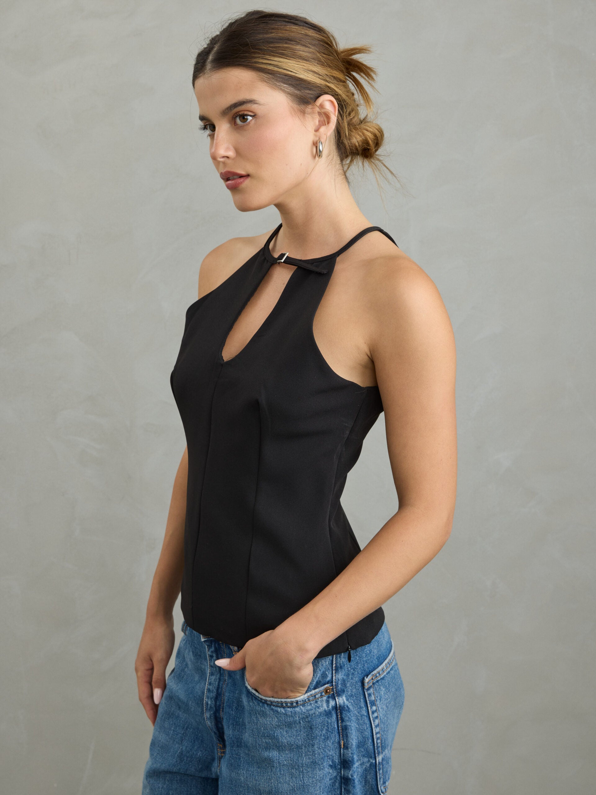 גופייה עם קולר לנשים שחורה