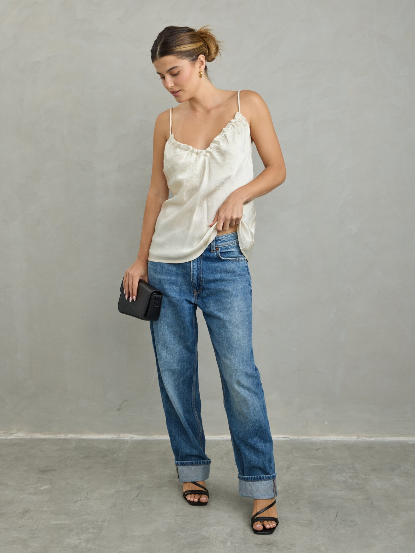 גופיית סאטן בז