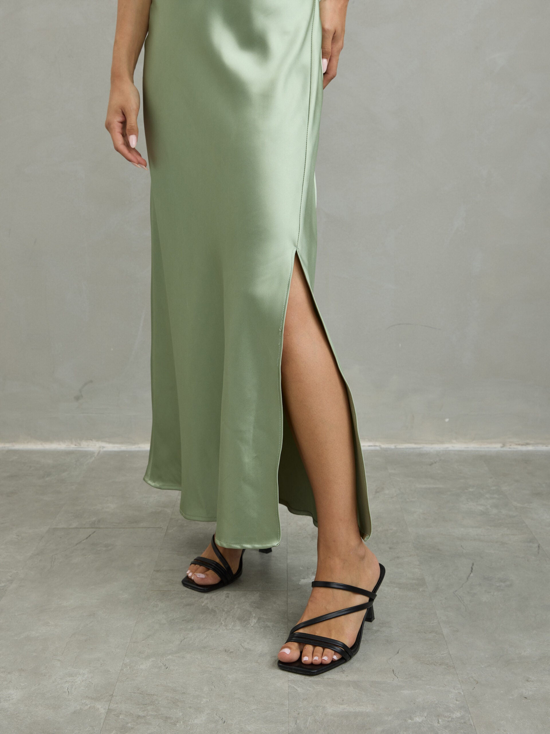 שמלת סאטן בצבע ירוק