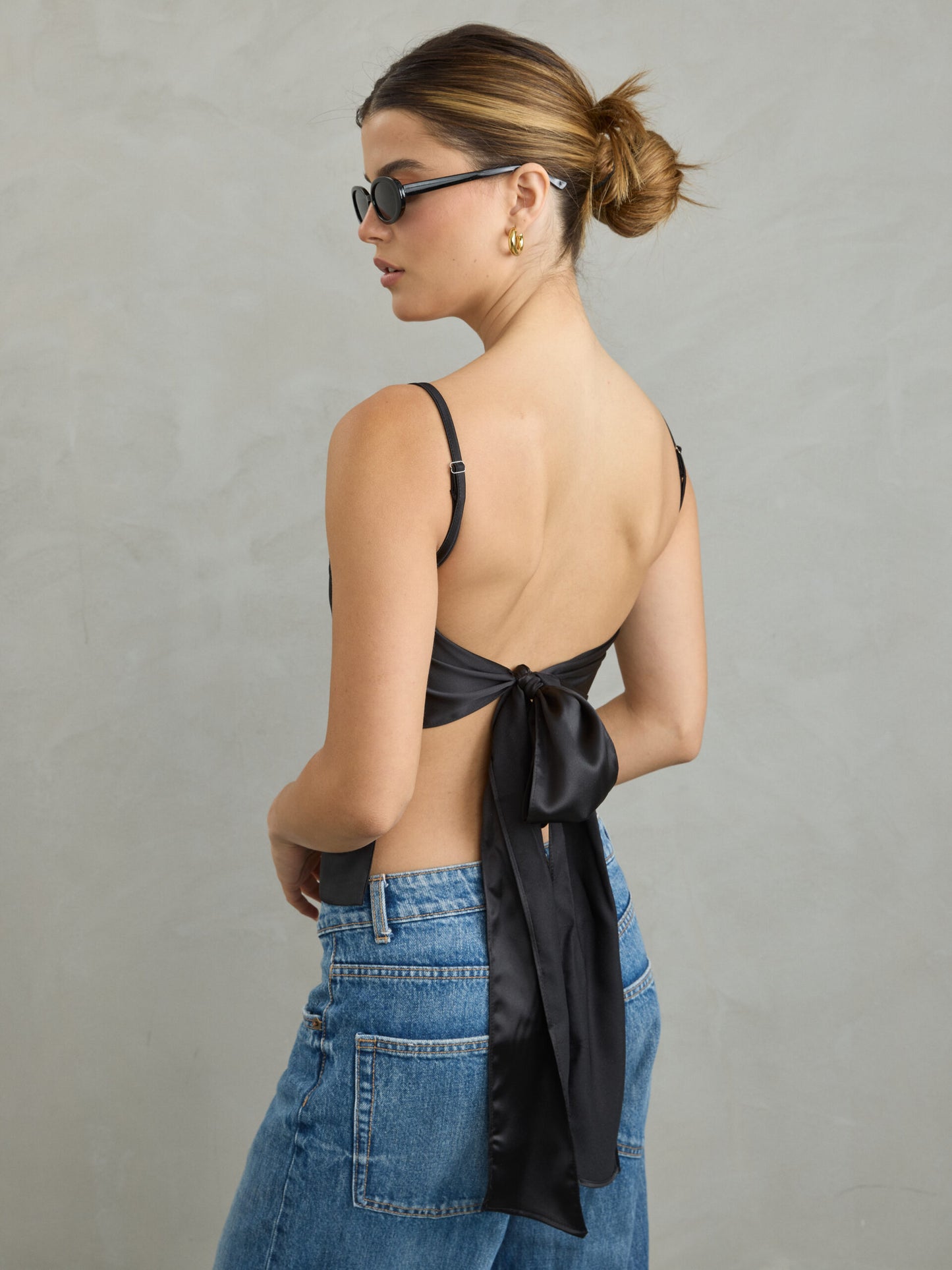 גופיית סאטן עם גב חשוף