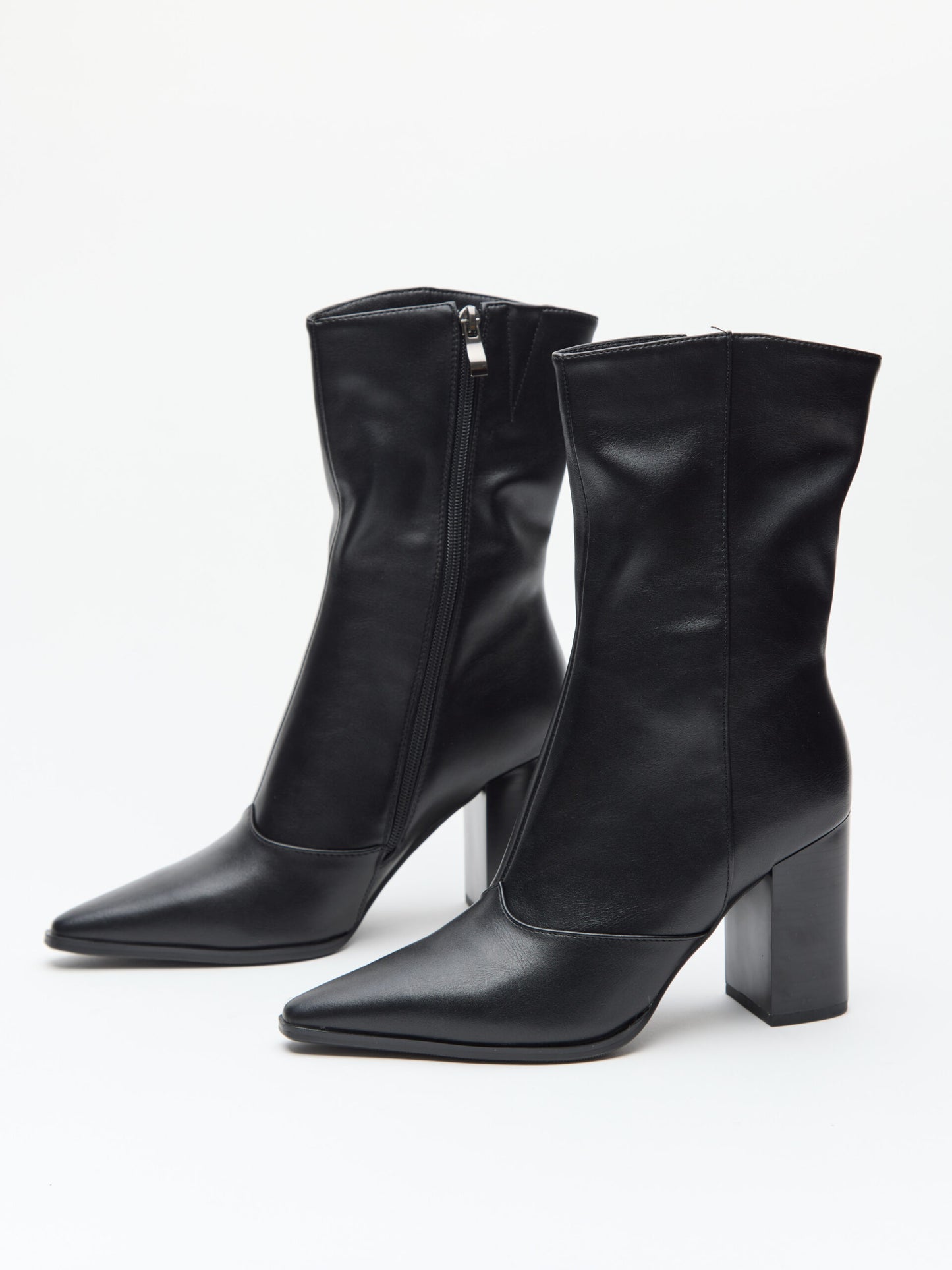 מגפוני עקב שפיץ אמלי | שחור