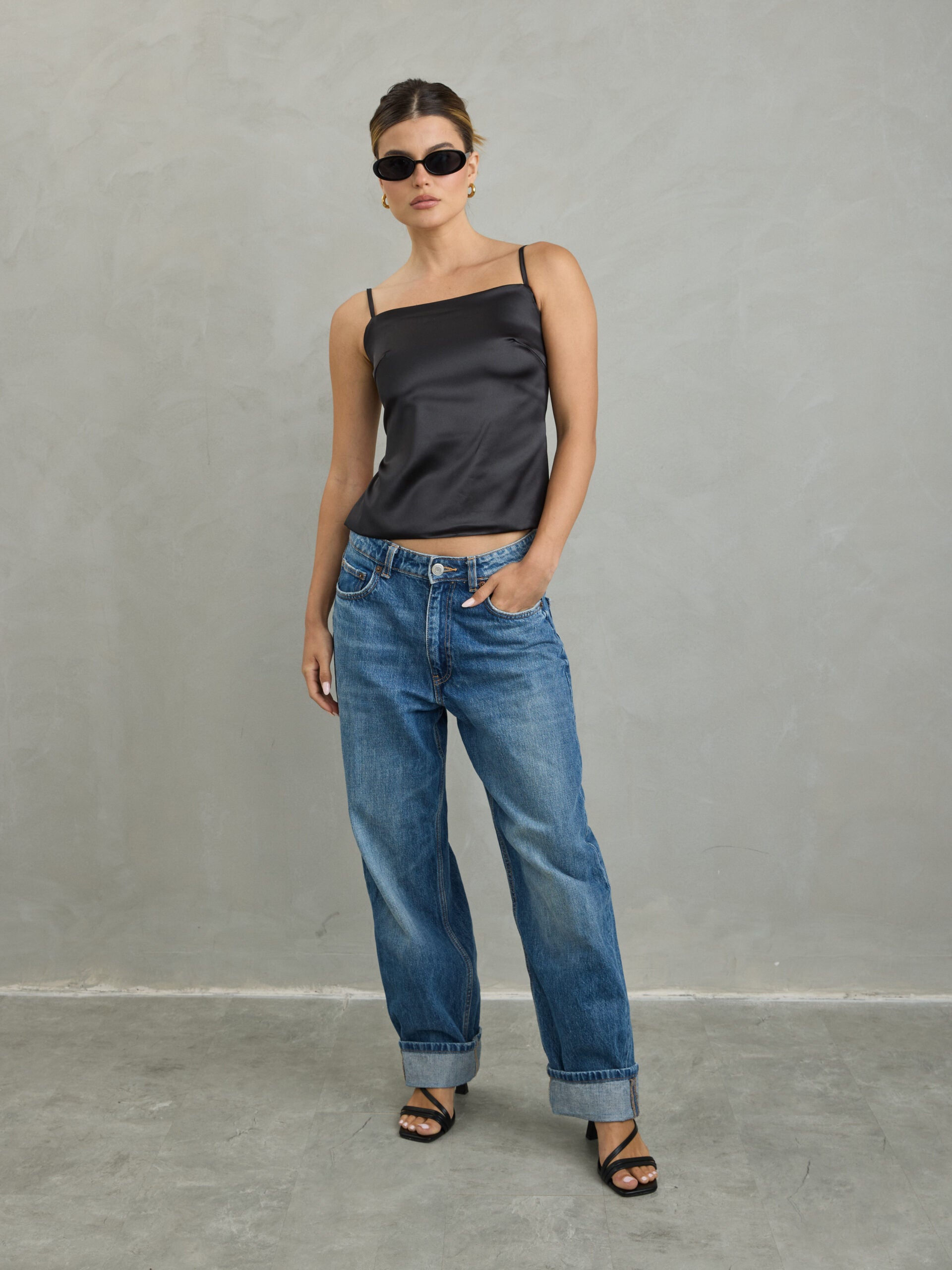 גופיית סאטן עם כתפיות דקות