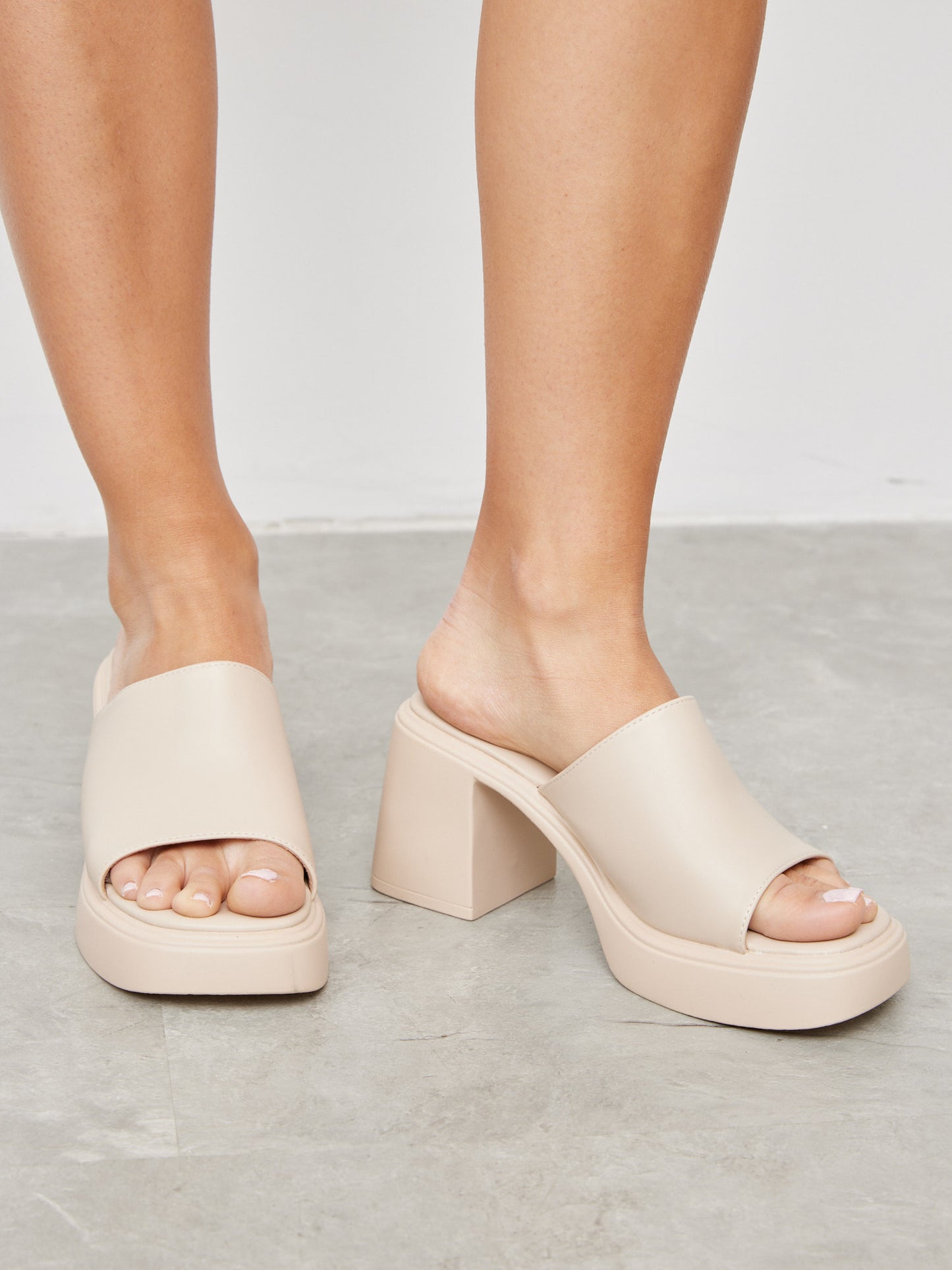 כפכפי עקב פלטפורמה גני | בז'