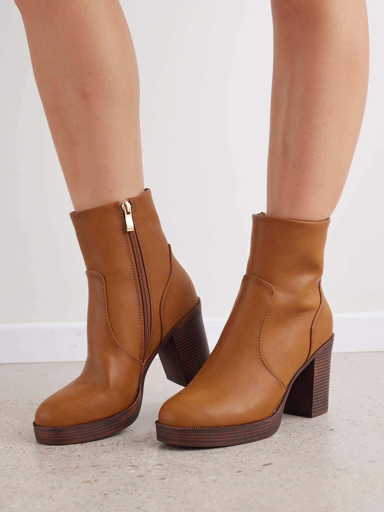 מגפון עם עקב בצבע קאמל