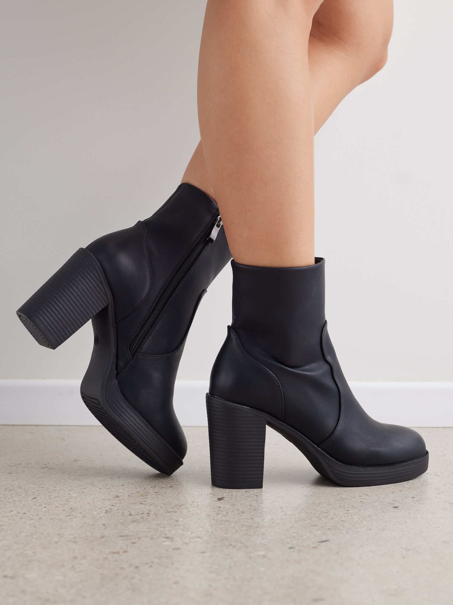 מגפוני עקב נרי | שחור