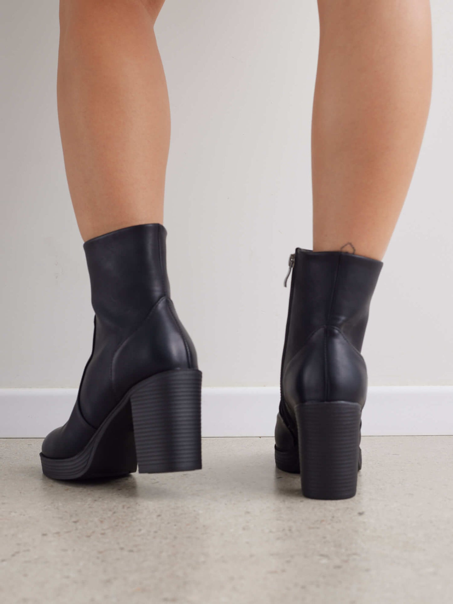 מגפוני עקב נרי | שחור