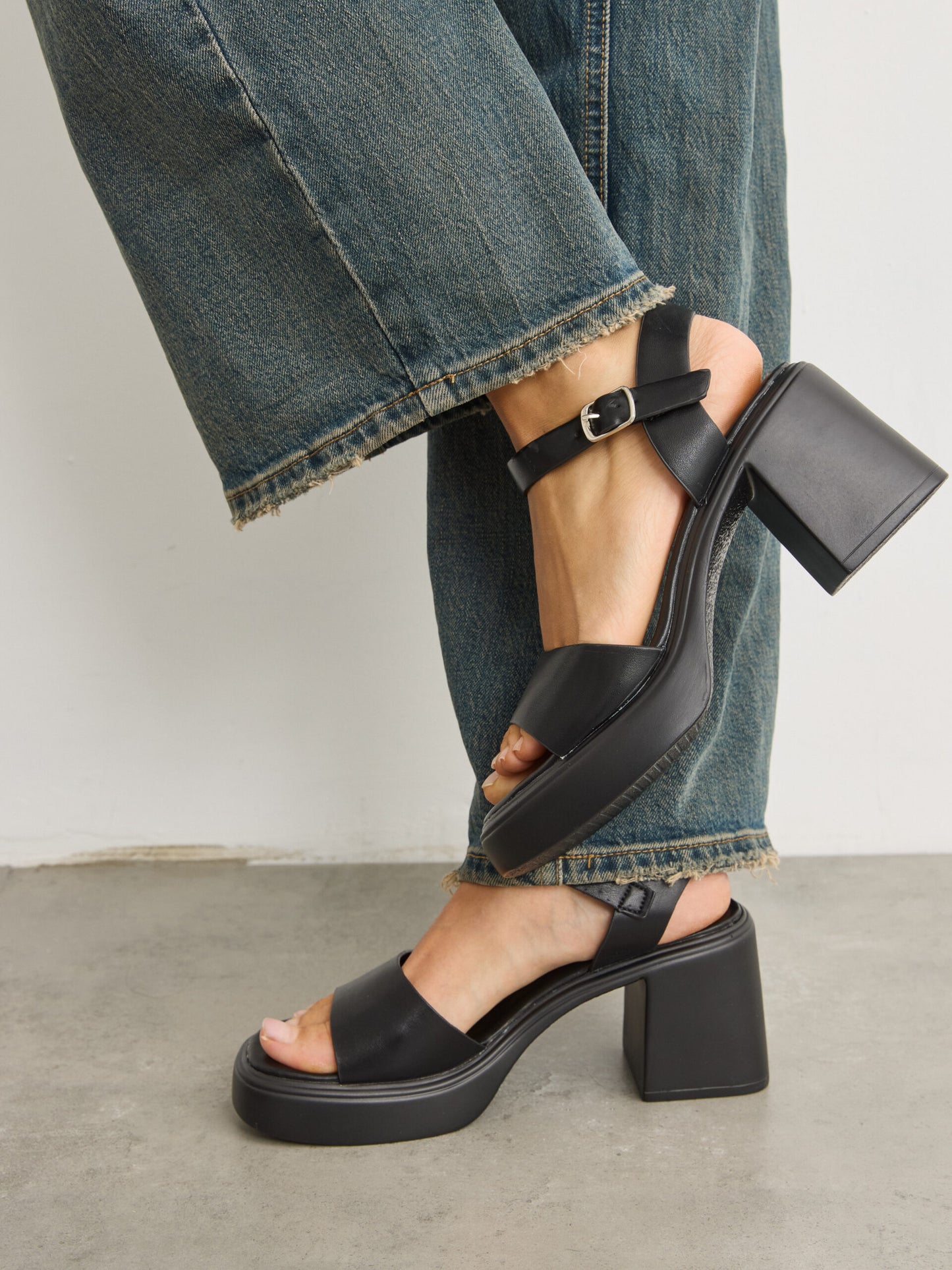 סנדלי עקב דיילי | שחור