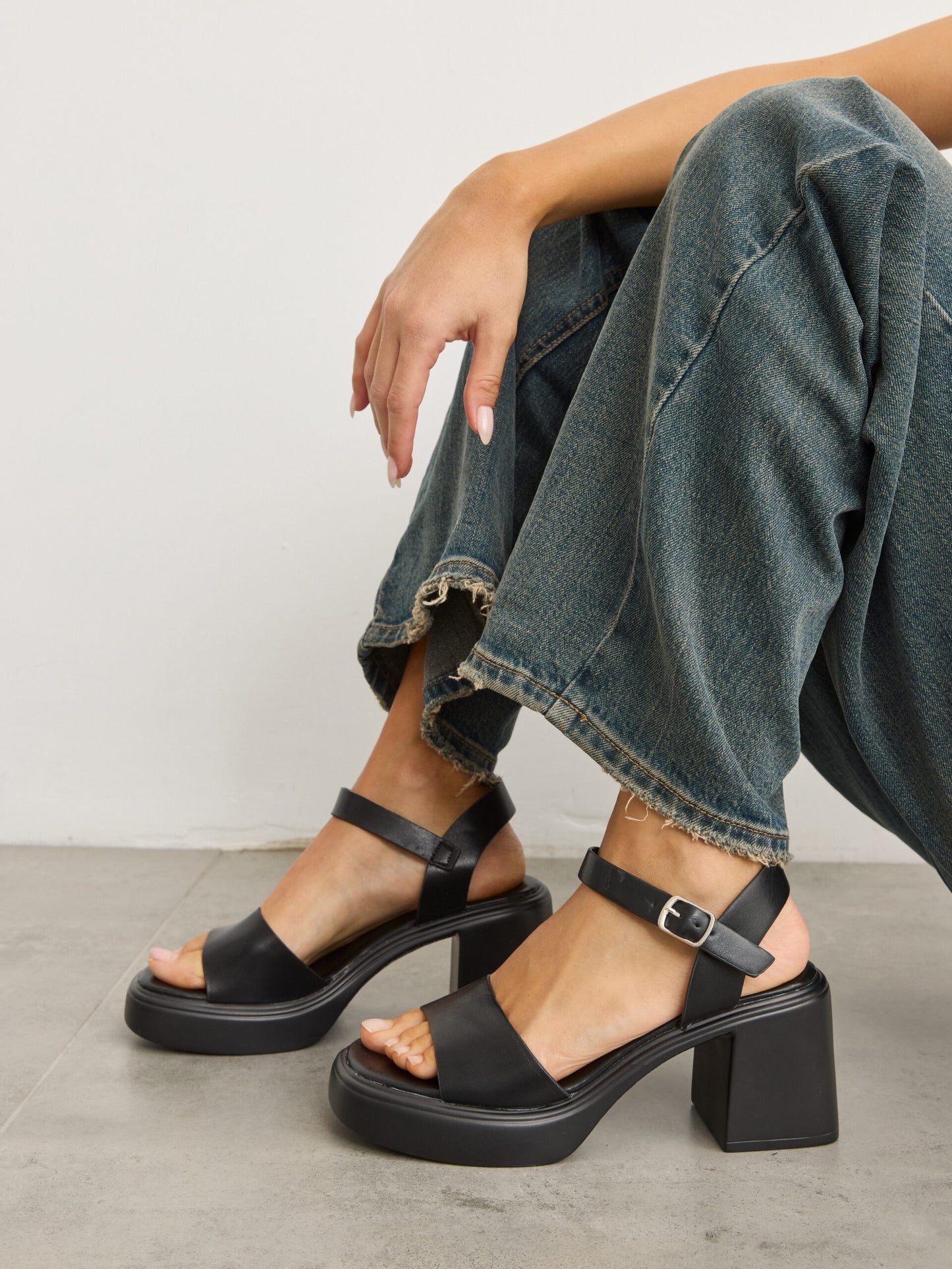 סנדלי עקב דיילי | שחור