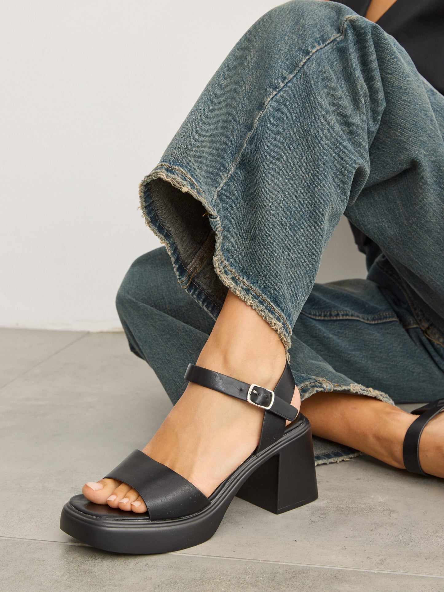 סנדלי עקב דיילי | שחור