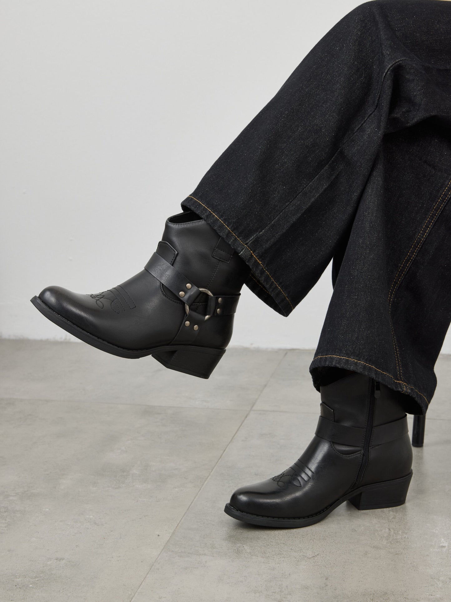 מגפוני בוקרים אבזם ברדלי | שחור