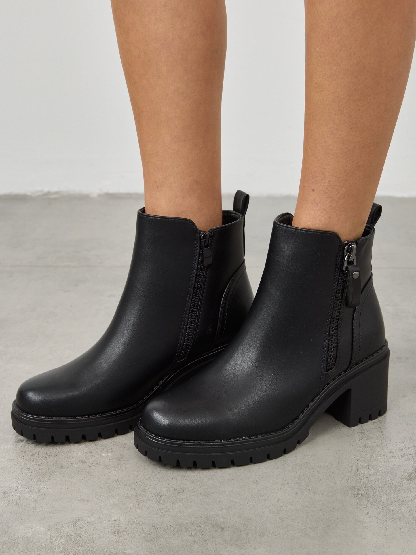 מגפוני סוליית טרקטור עקב סיינט | שחור