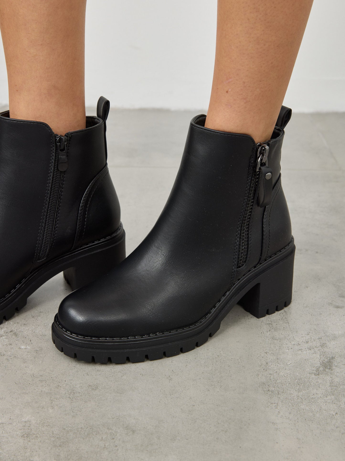 מגפוני סוליית טרקטור עקב סיינט | שחור