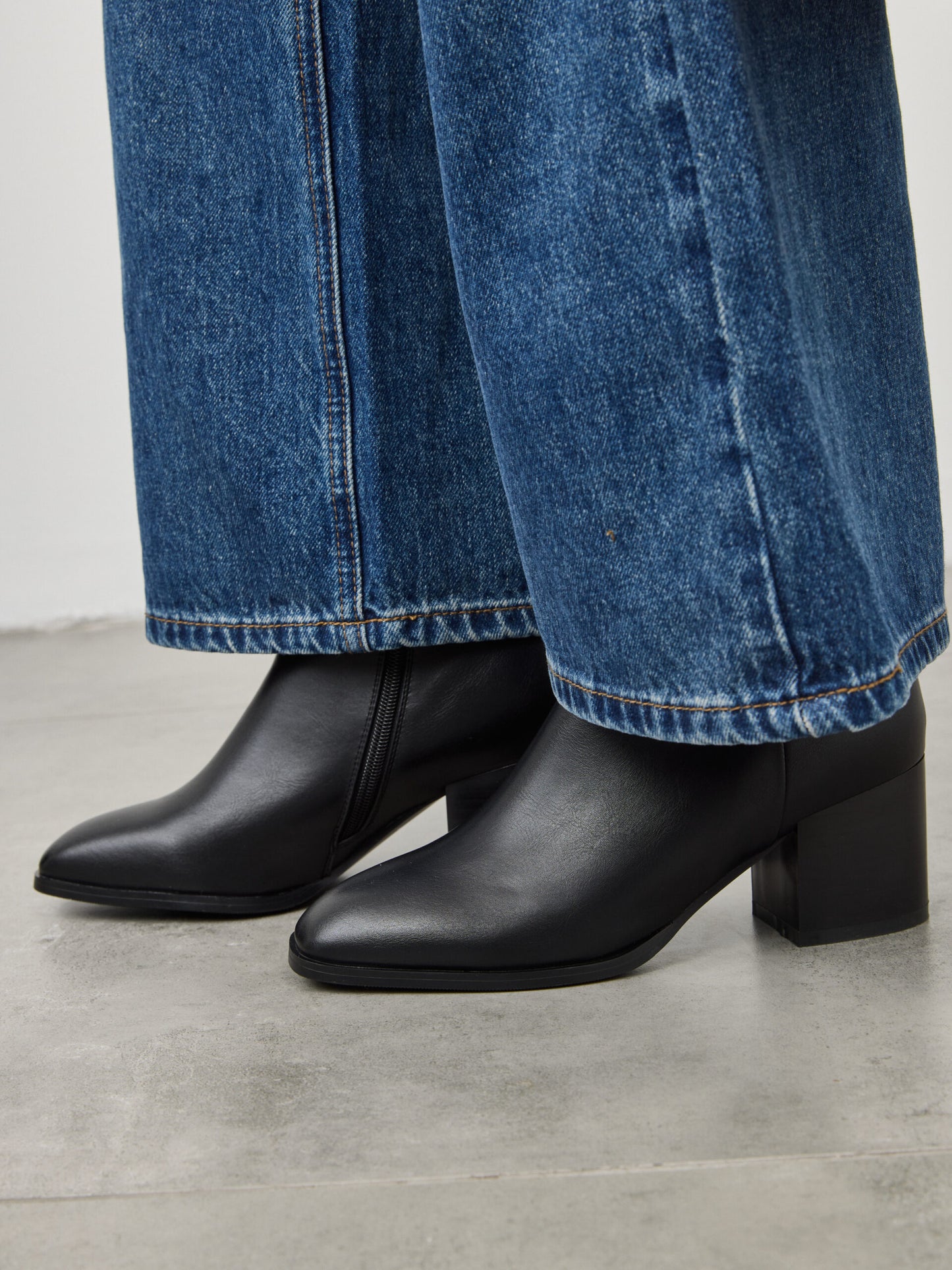 מגפוני עקב סבין | שחור