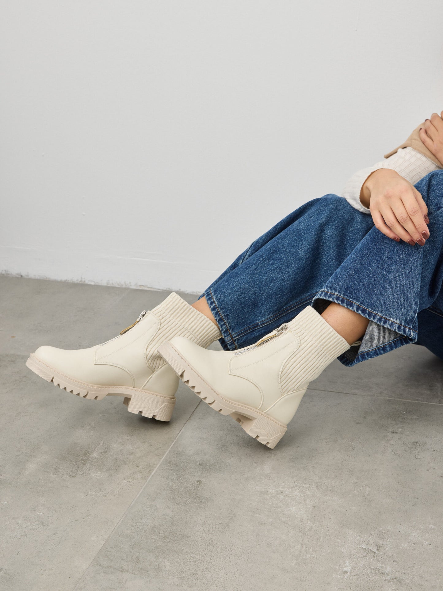 מגפוני גרב עם סוליית טרקטור בצבע בז’