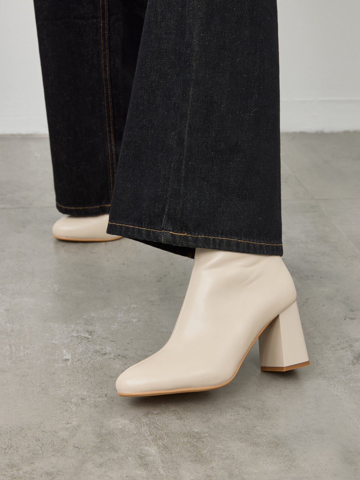 מגפוני עקב  סוזן | בז'