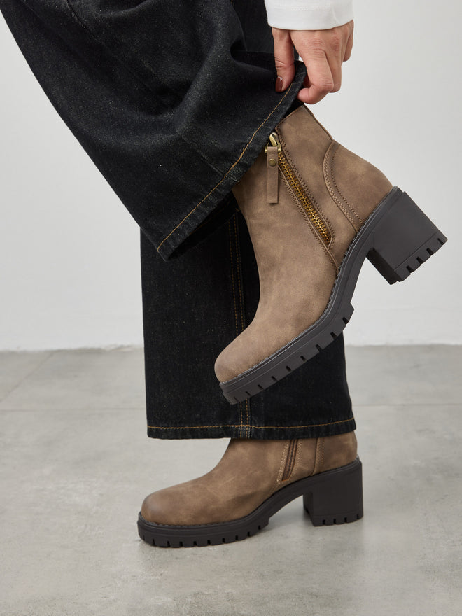 מגפוני עקב עם סוליית טרקטור בצבע חאקי