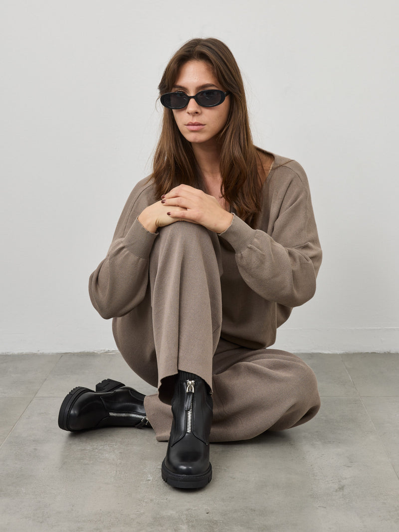 מגפוני סוליית טרקטור בצבע שחור סיומת מעוגלת