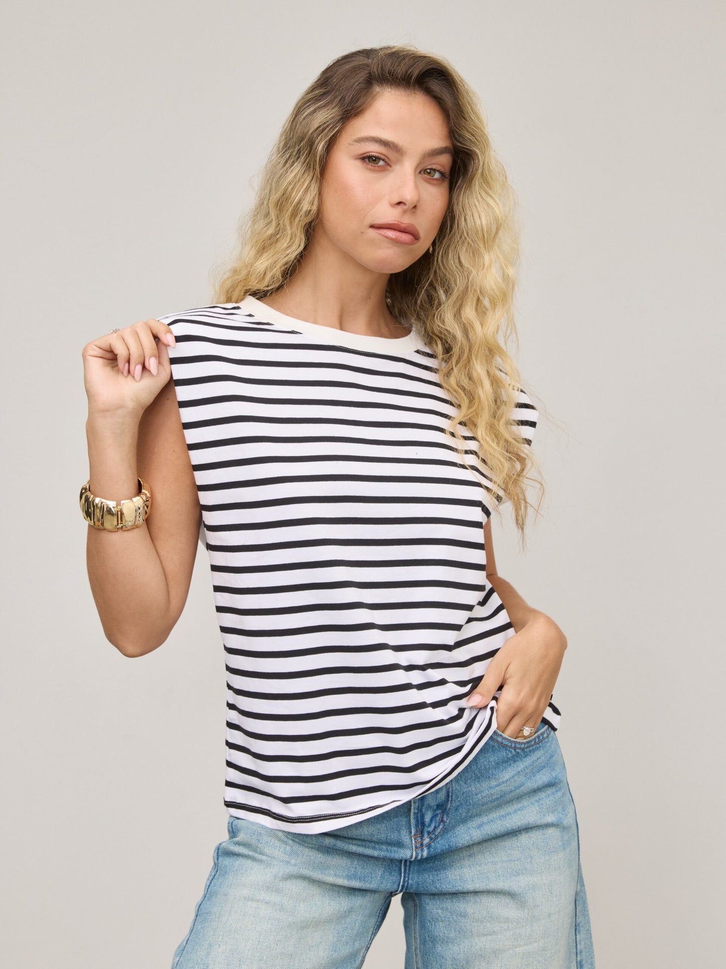 גופיית בייסיק עם כריות כתף מורי | פסים