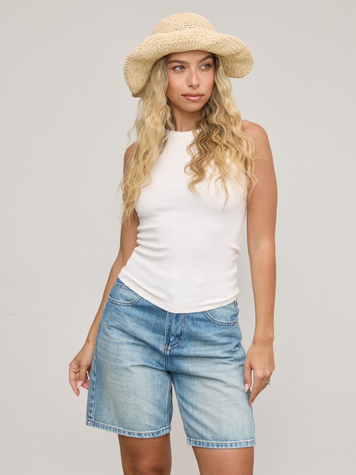 גופיית בייסיק צווארון פיבי | לבן