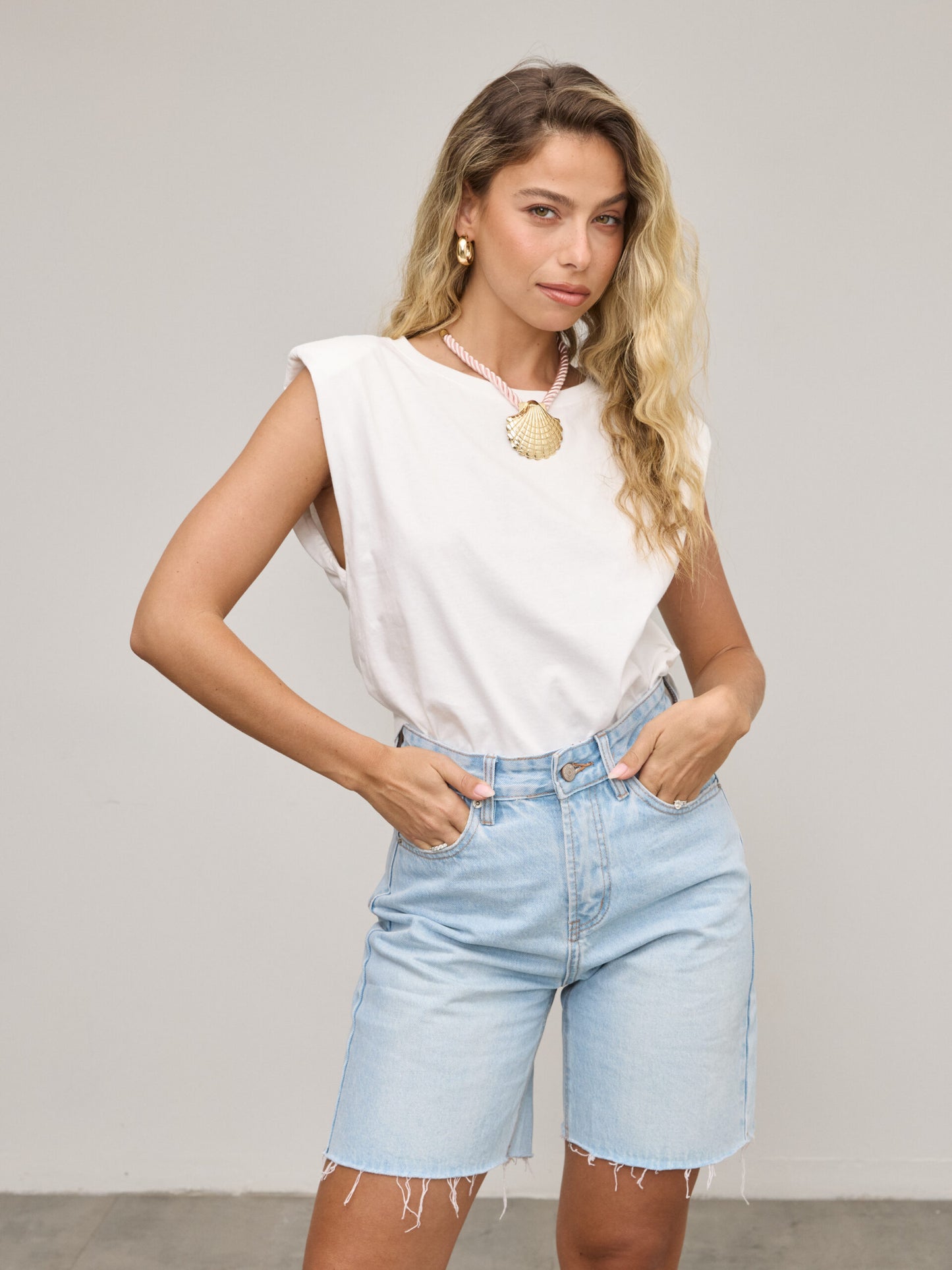 גופיית בייסיק עם כריות כתף מורי | לבן