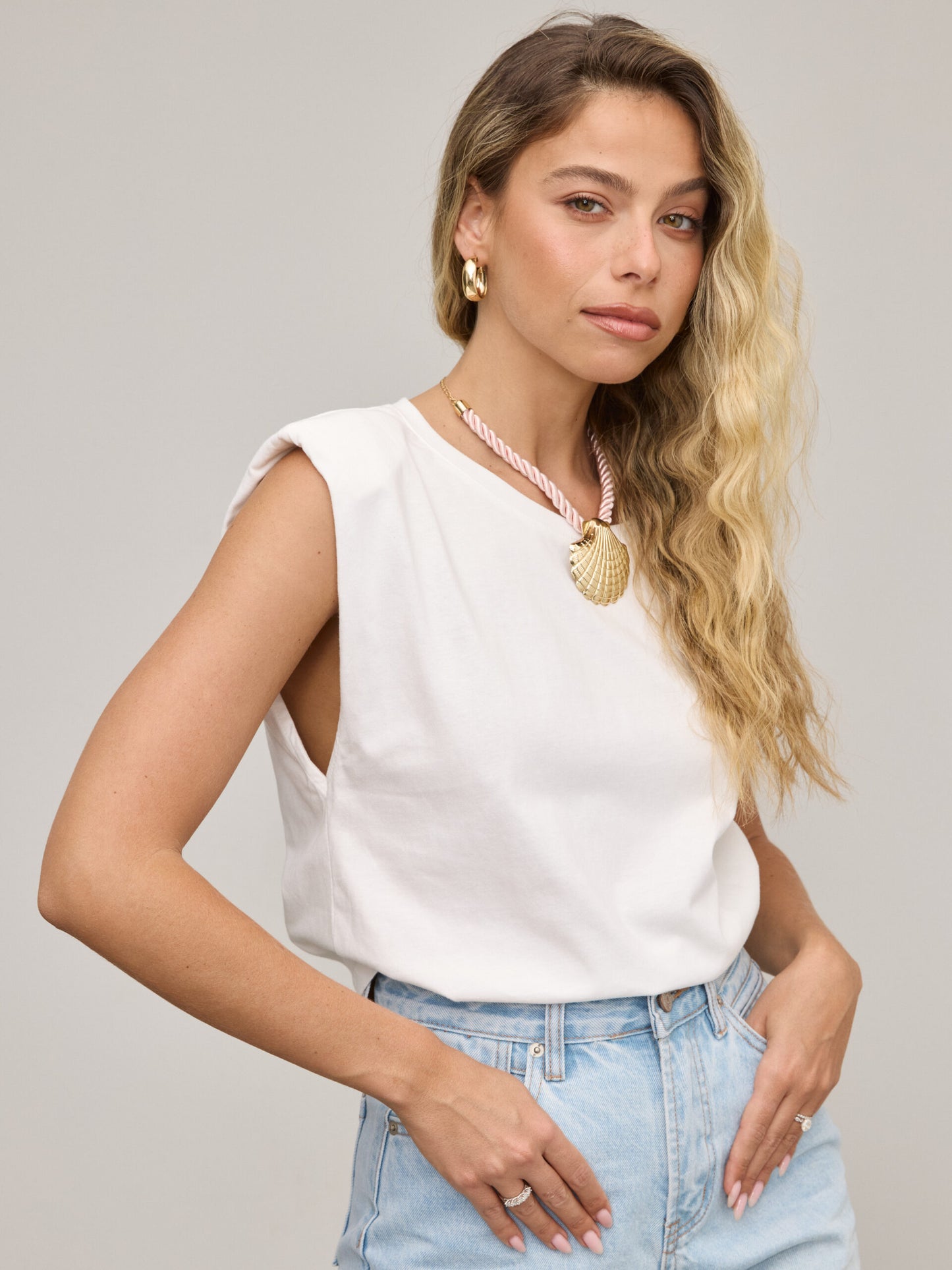 גופיית בייסיק עם כריות כתף מורי | לבן