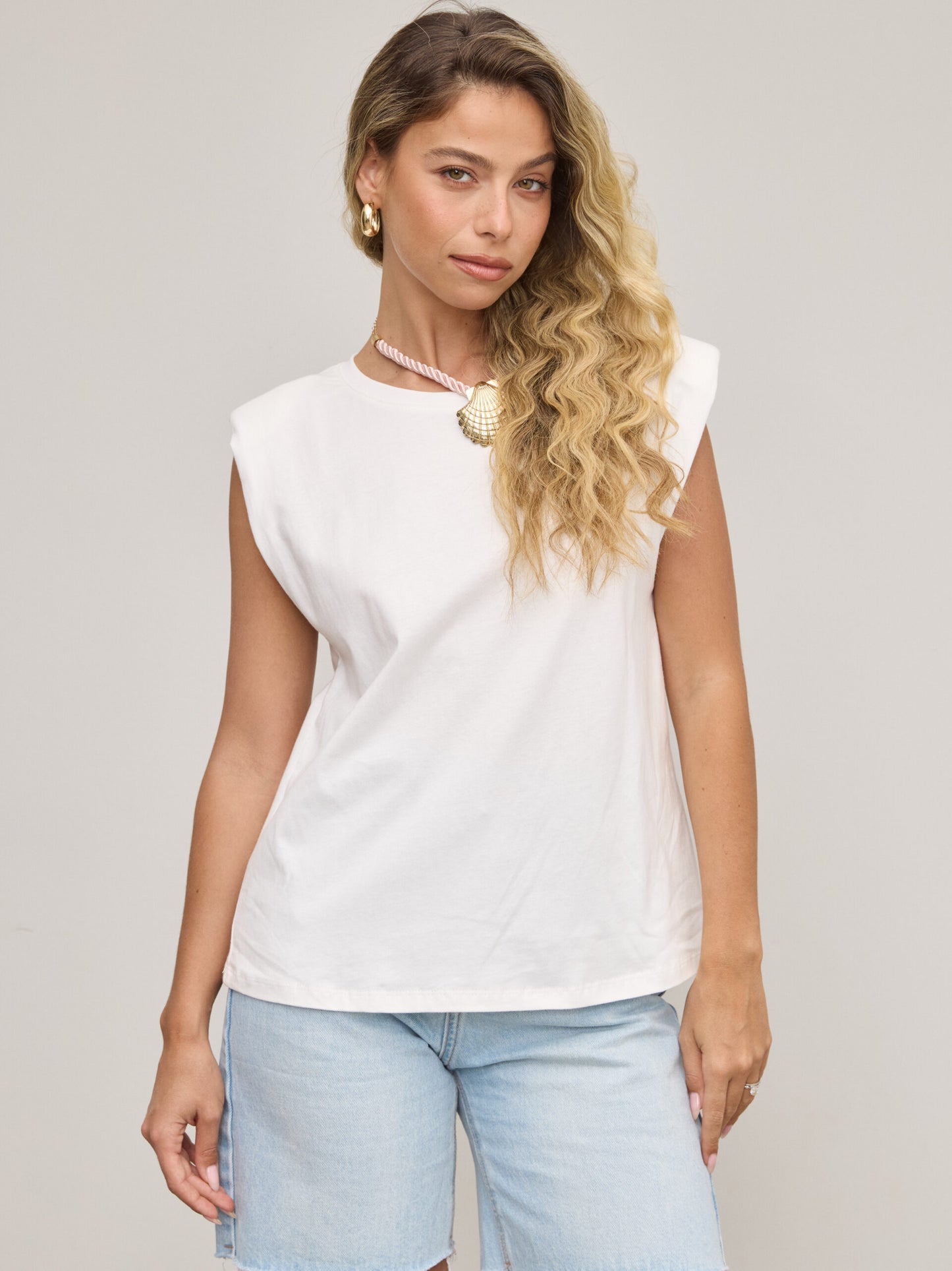 גופיית בייסיק עם כריות כתף מורי | לבן