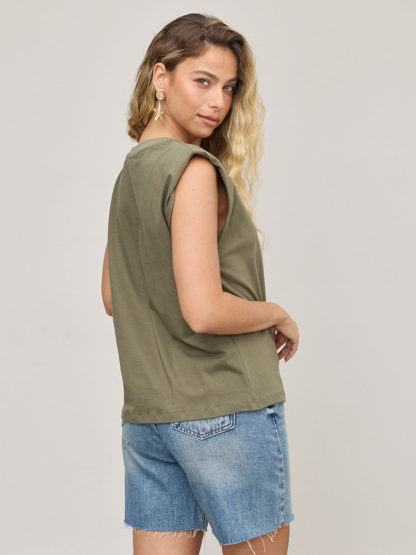 גופיית בייסיק עם כריות כתף מורי | ירוק