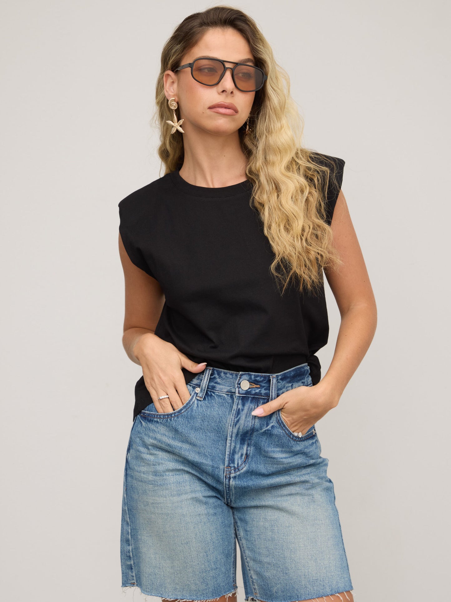 גופיית בייסיק עם כריות כתף מורי | שחור