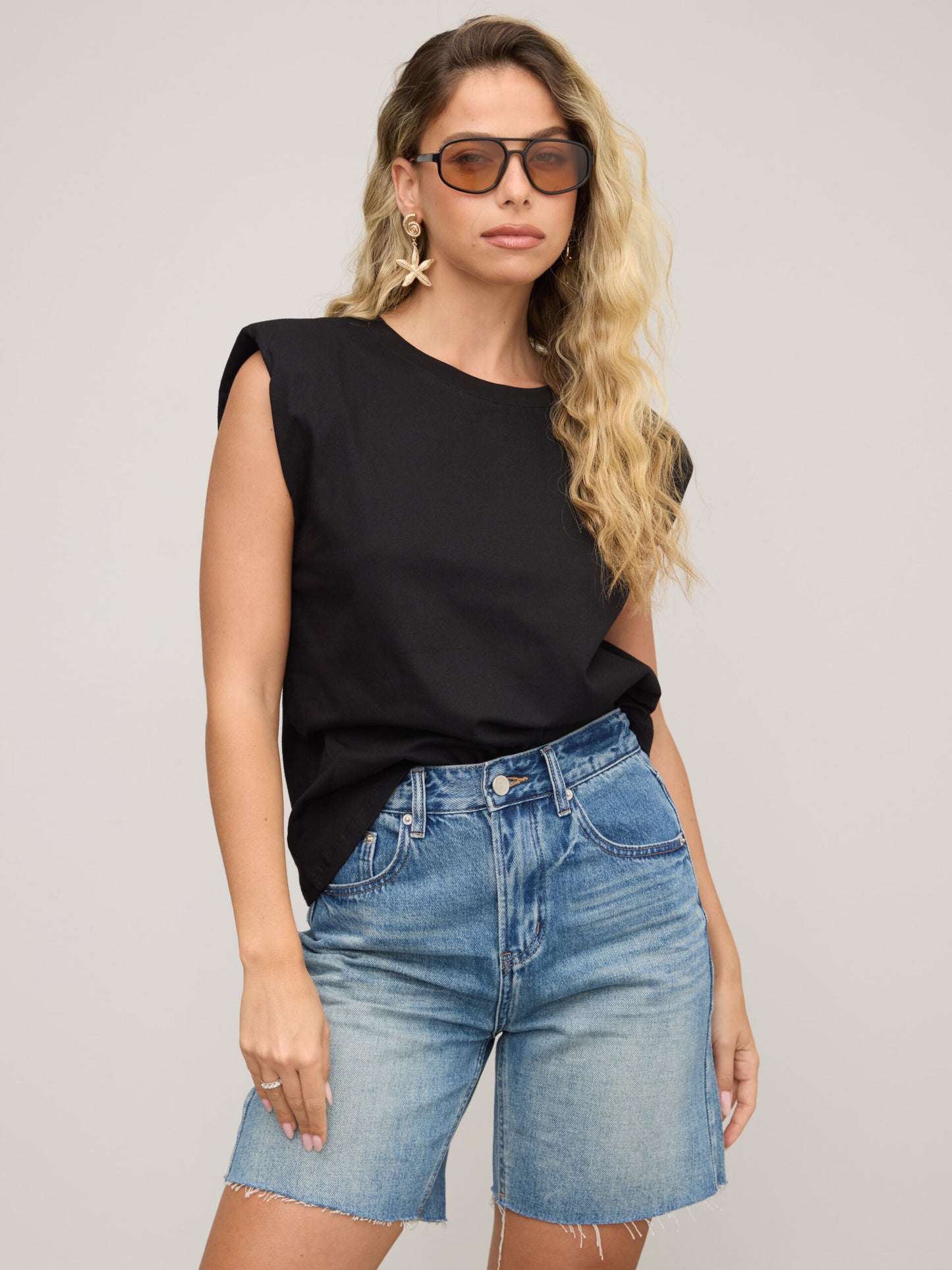 גופיית בייסיק עם כריות כתף מורי | שחור